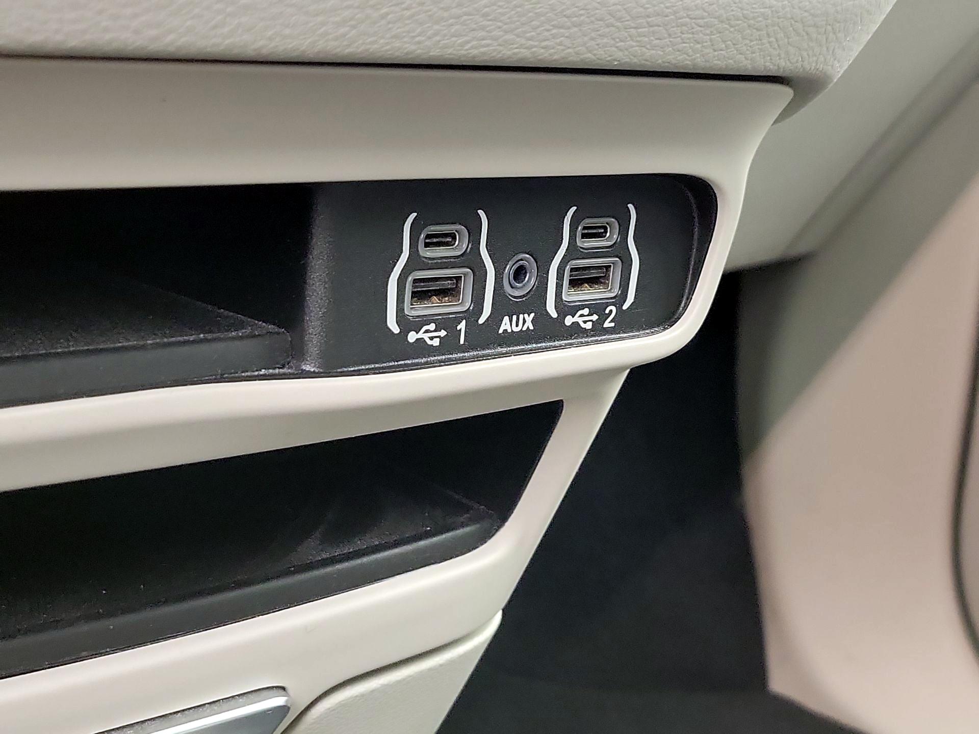 Thumbnail: 2023 Chrysler Pacifica - 18