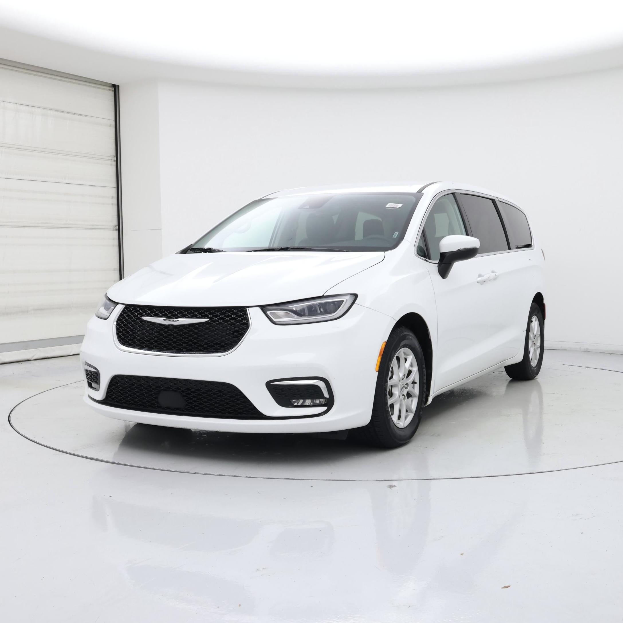 Thumbnail: 2023 Chrysler Pacifica - 4