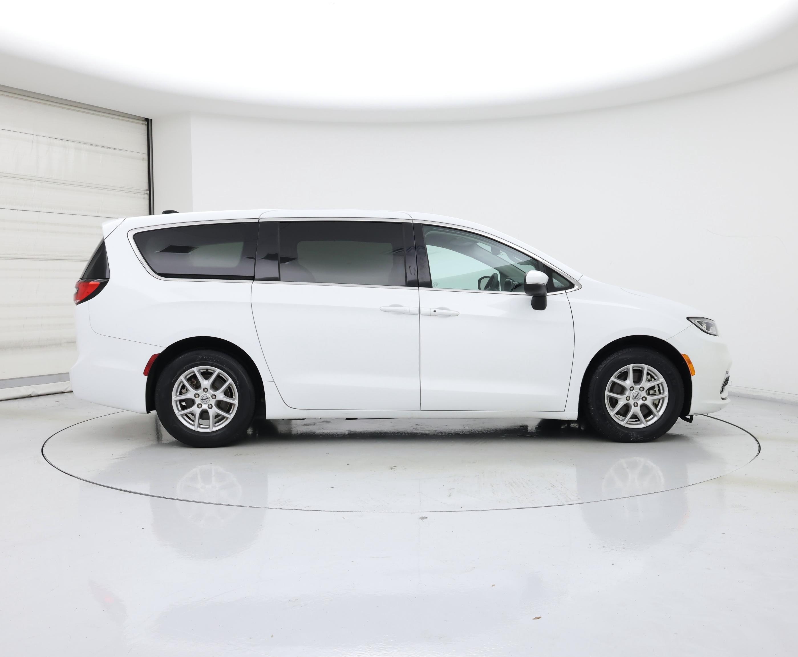 Thumbnail: 2023 Chrysler Pacifica - 7