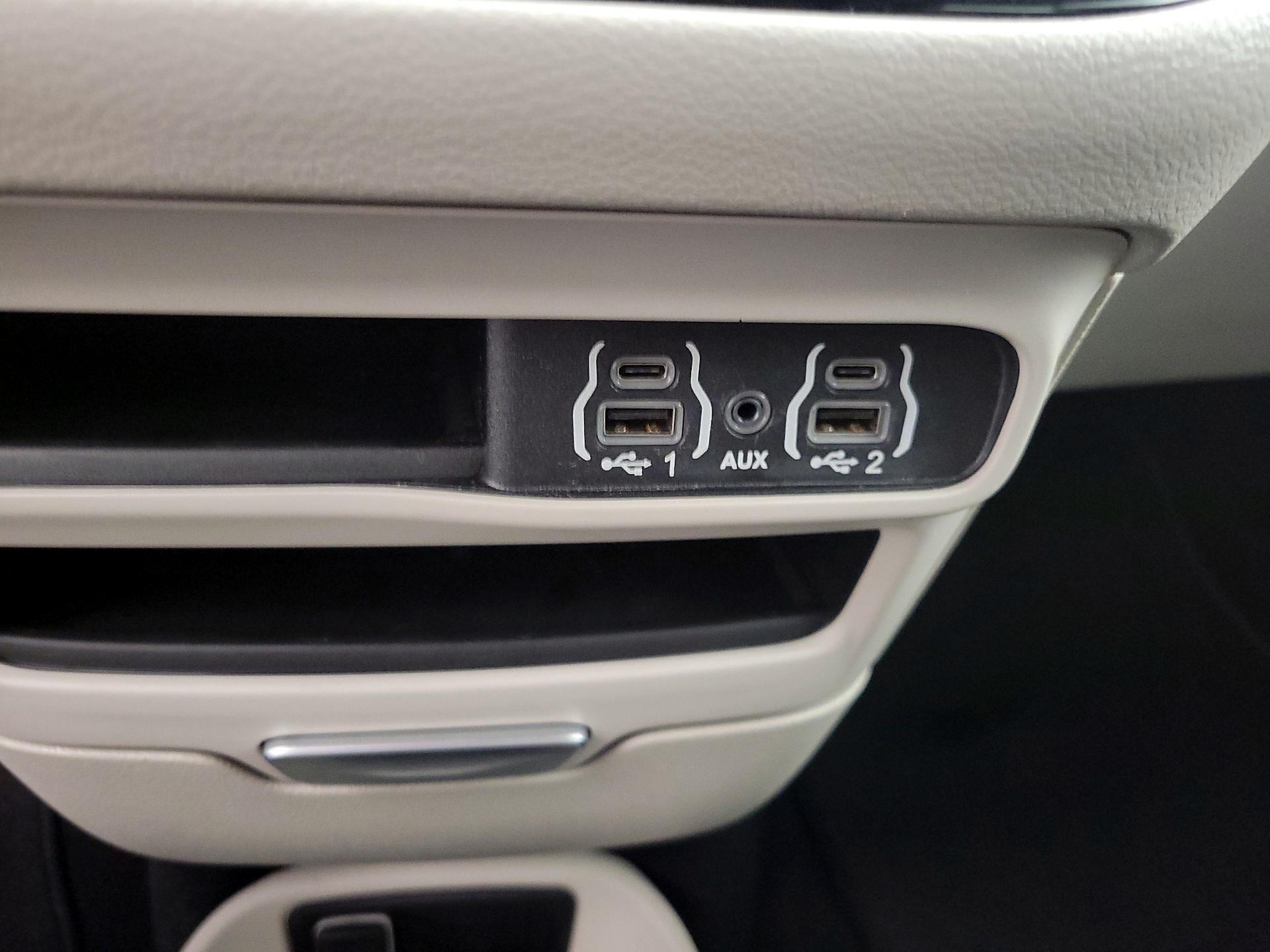 Thumbnail: 2023 Chrysler Pacifica - 18