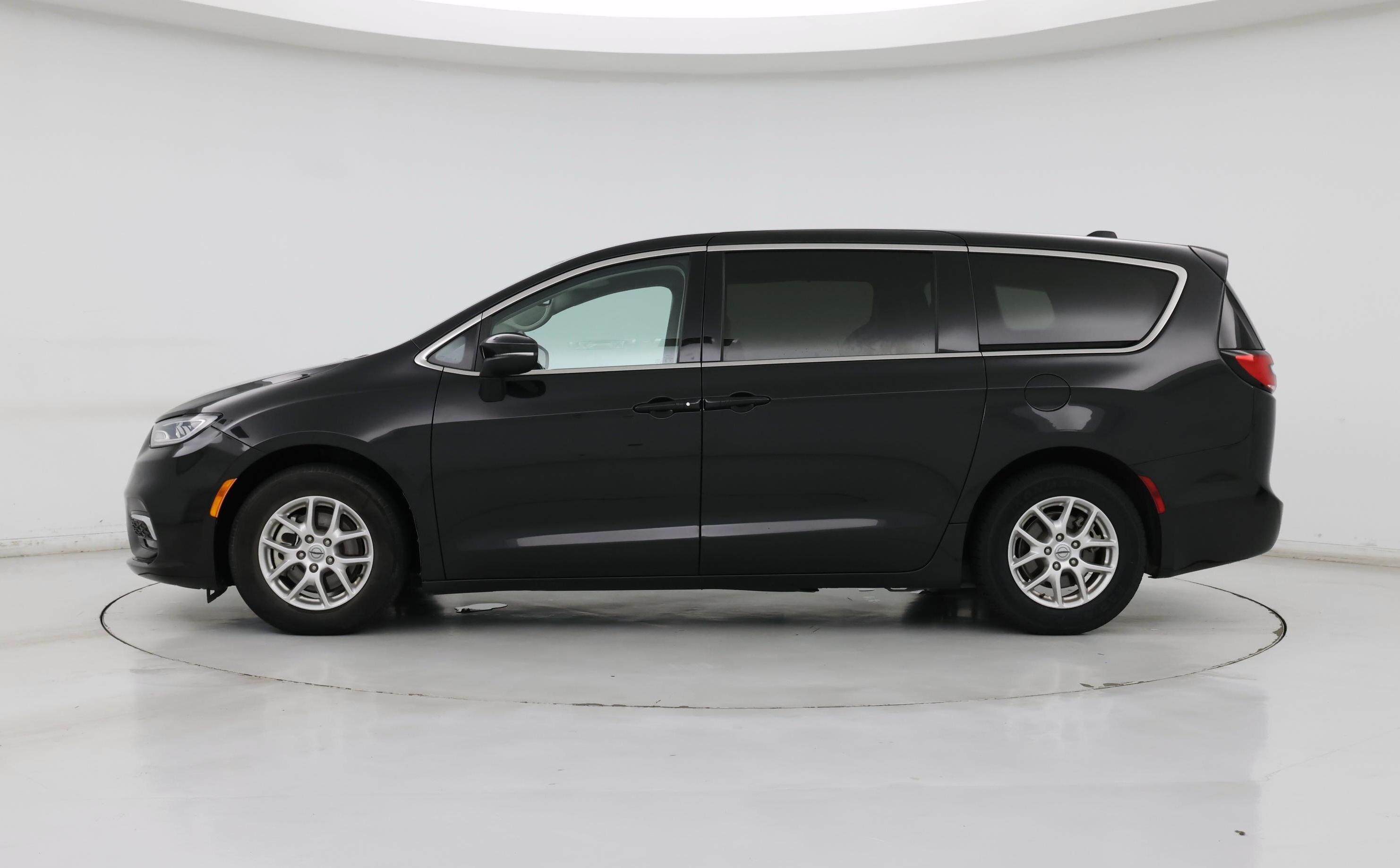 Thumbnail: 2023 Chrysler Pacifica - 3