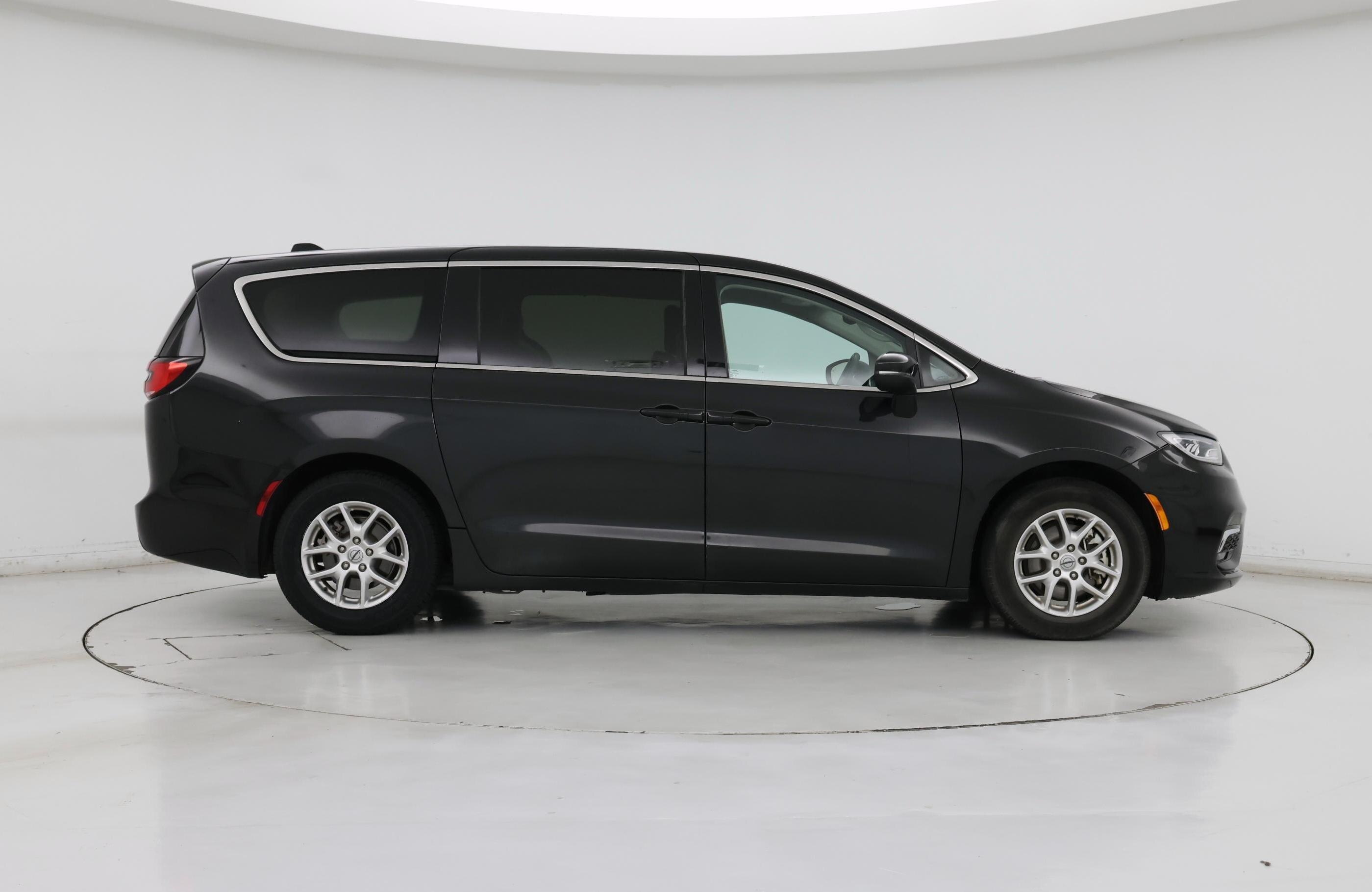 Thumbnail: 2023 Chrysler Pacifica - 7
