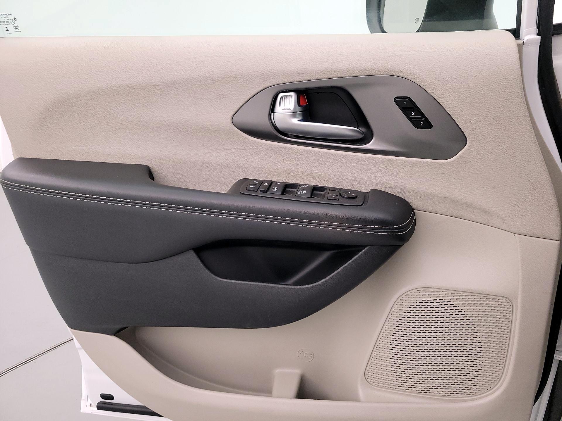 Thumbnail: 2023 Chrysler Pacifica - 12