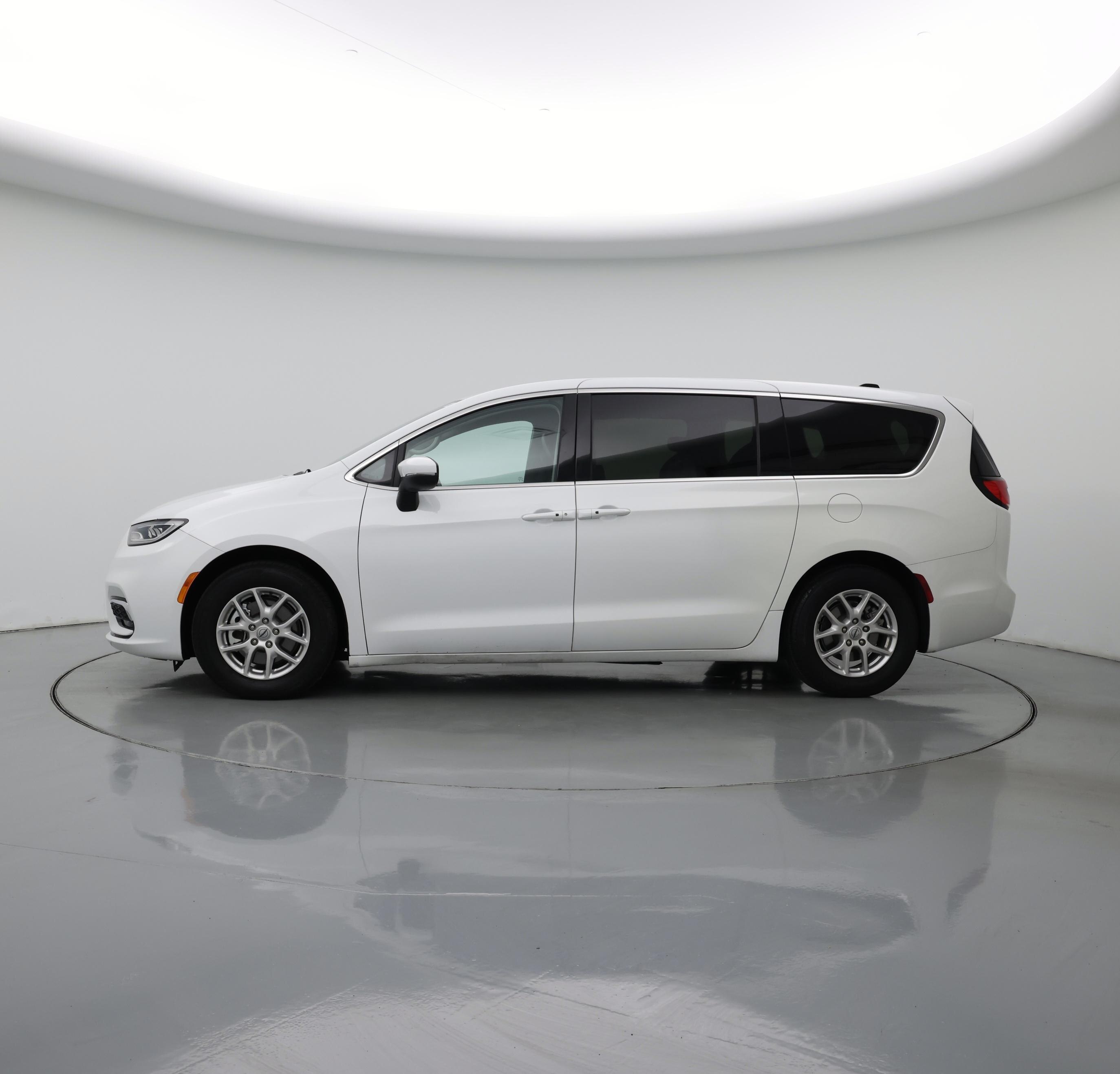 Thumbnail: 2023 Chrysler Pacifica - 3