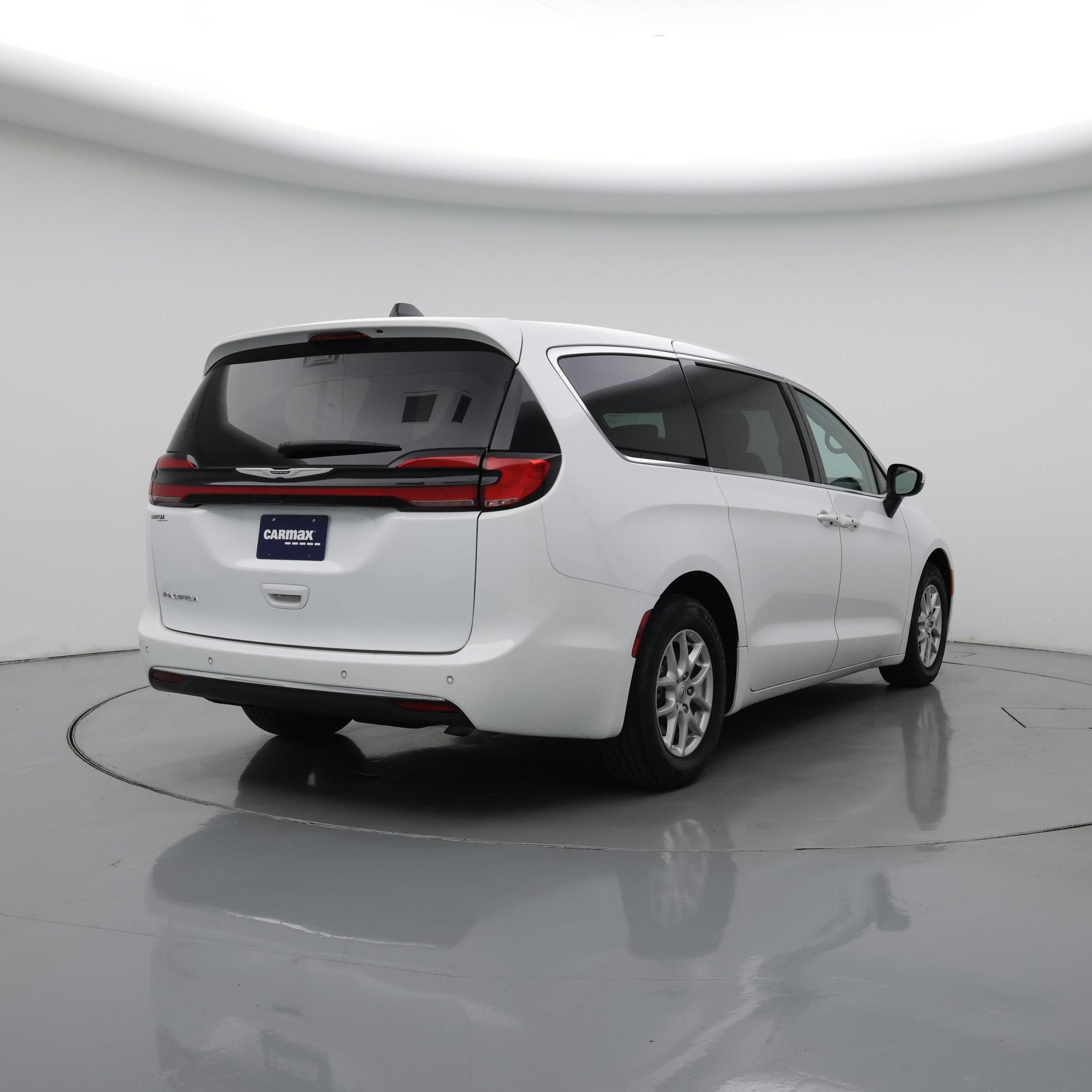 Thumbnail: 2023 Chrysler Pacifica - 8