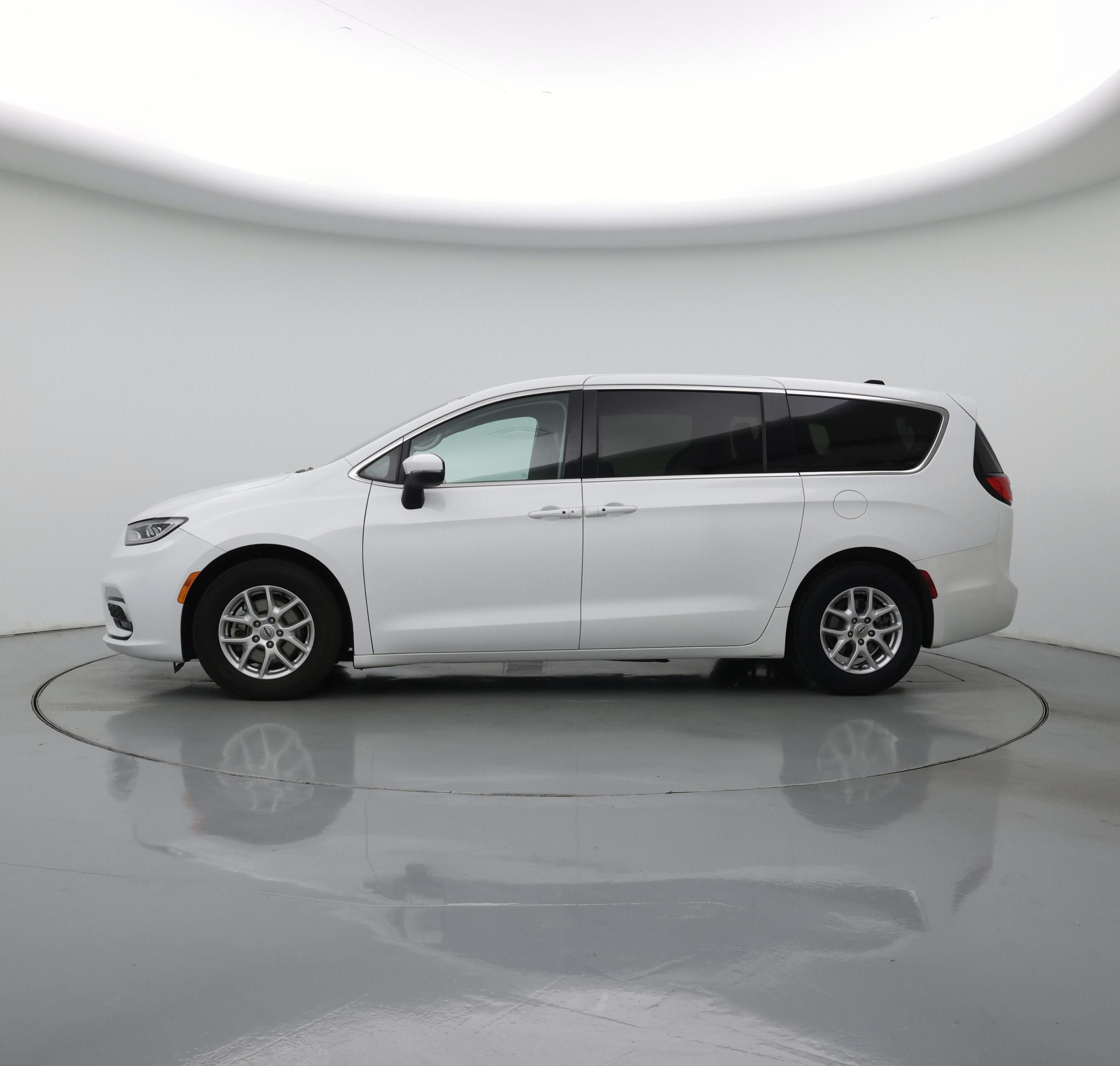 Thumbnail: 2023 Chrysler Pacifica - 3
