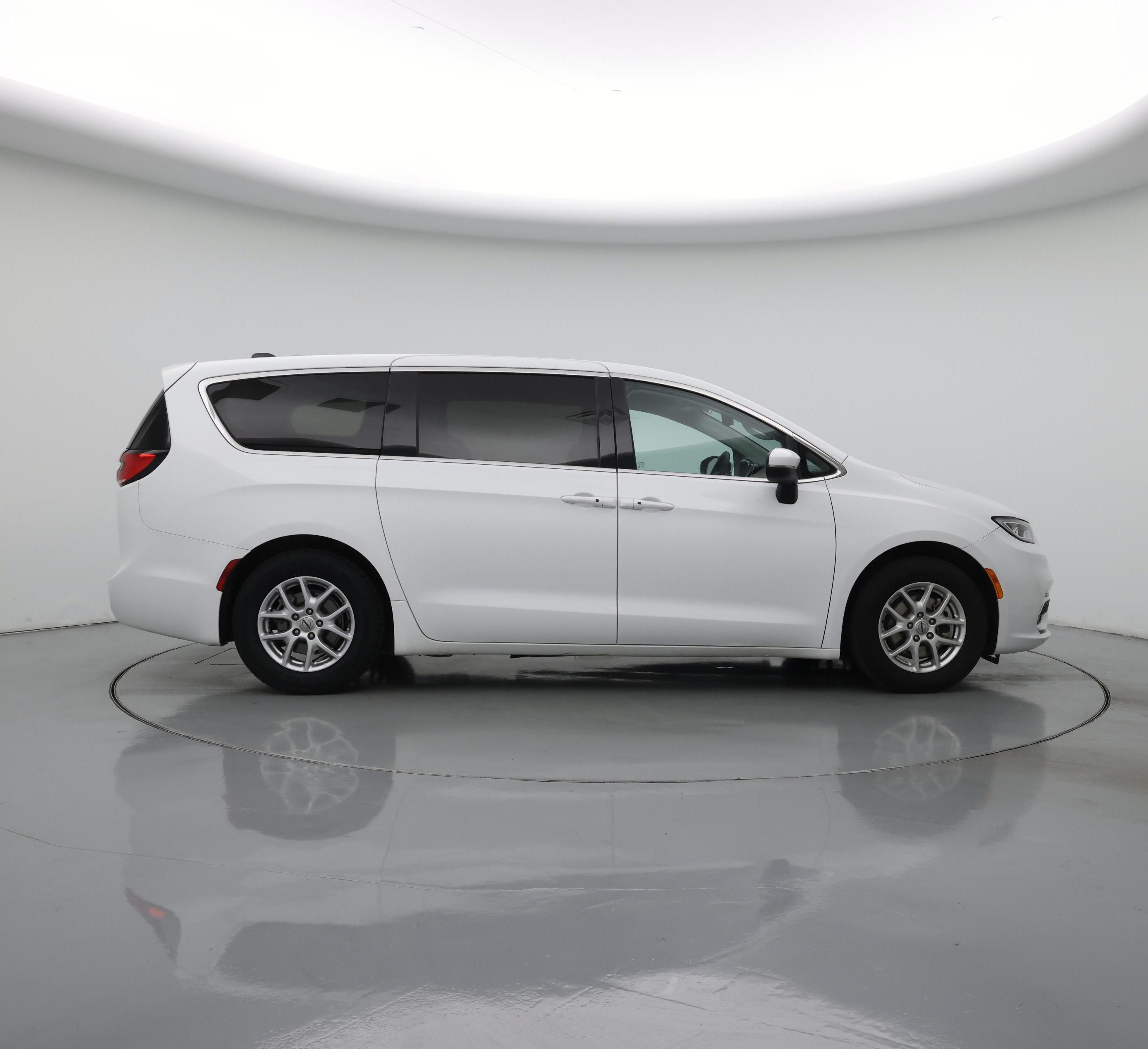 Thumbnail: 2023 Chrysler Pacifica - 7