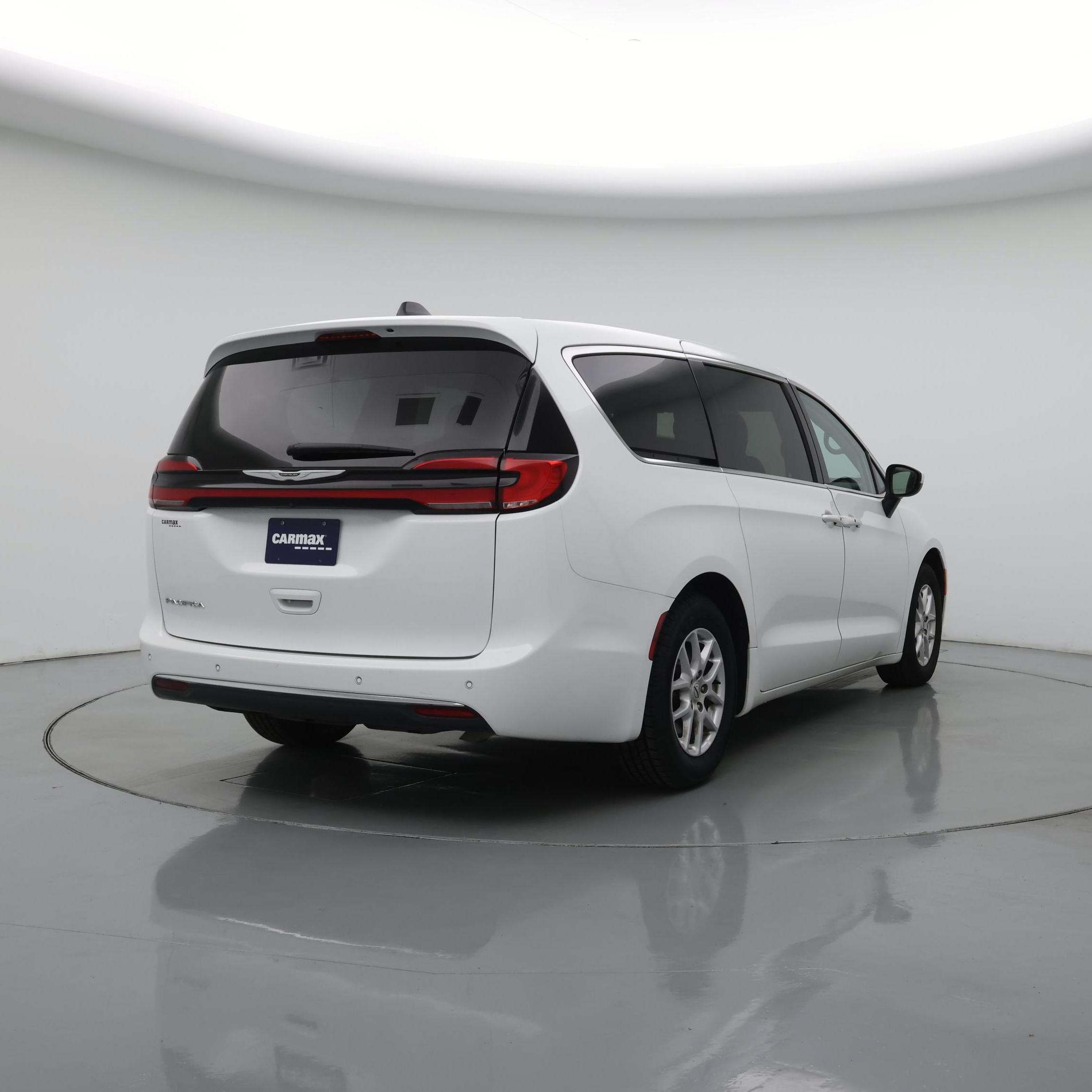 Thumbnail: 2023 Chrysler Pacifica - 8
