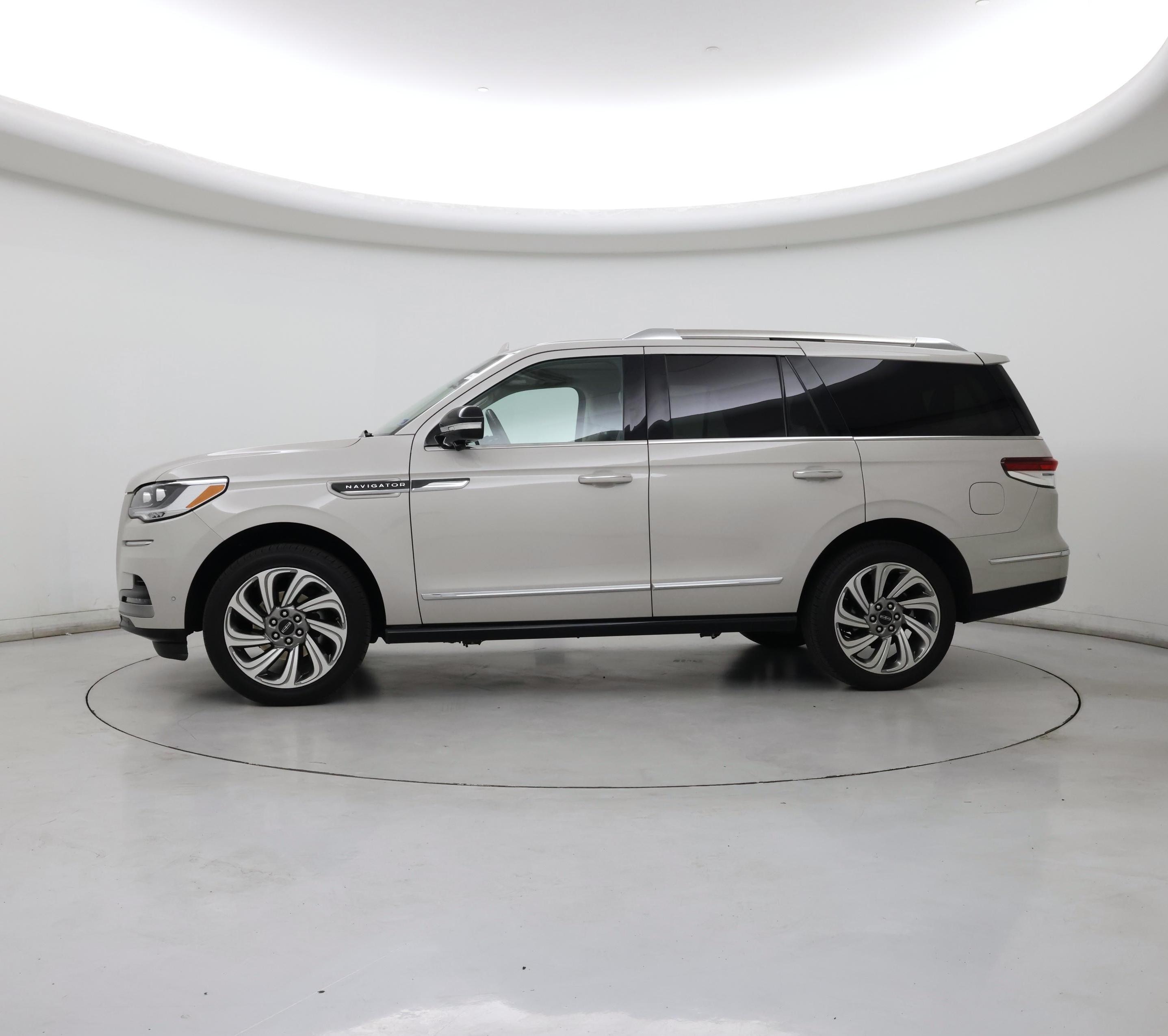 Thumbnail: 2024 Lincoln Navigator - 3