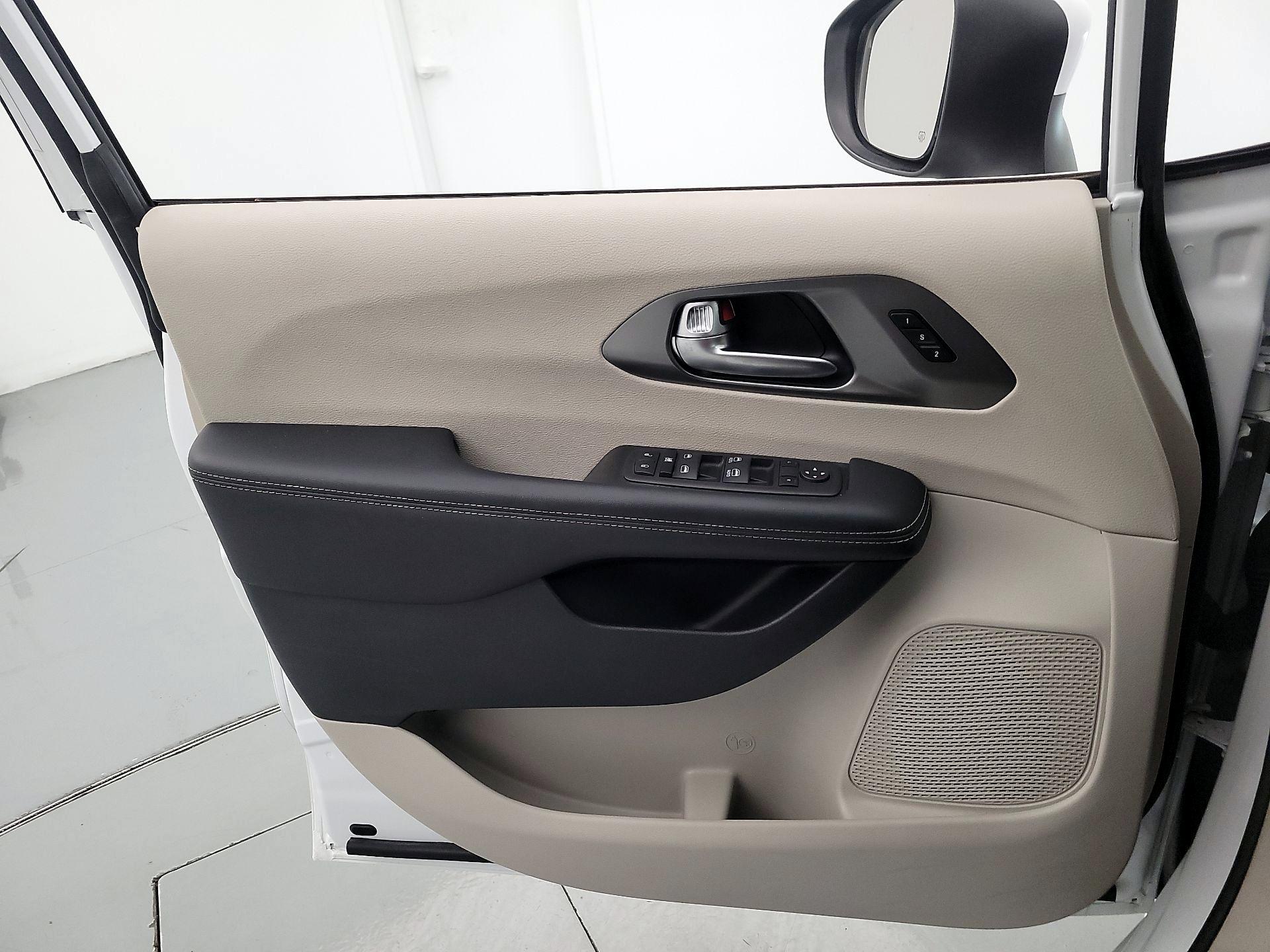 Thumbnail: 2023 Chrysler Pacifica - 12