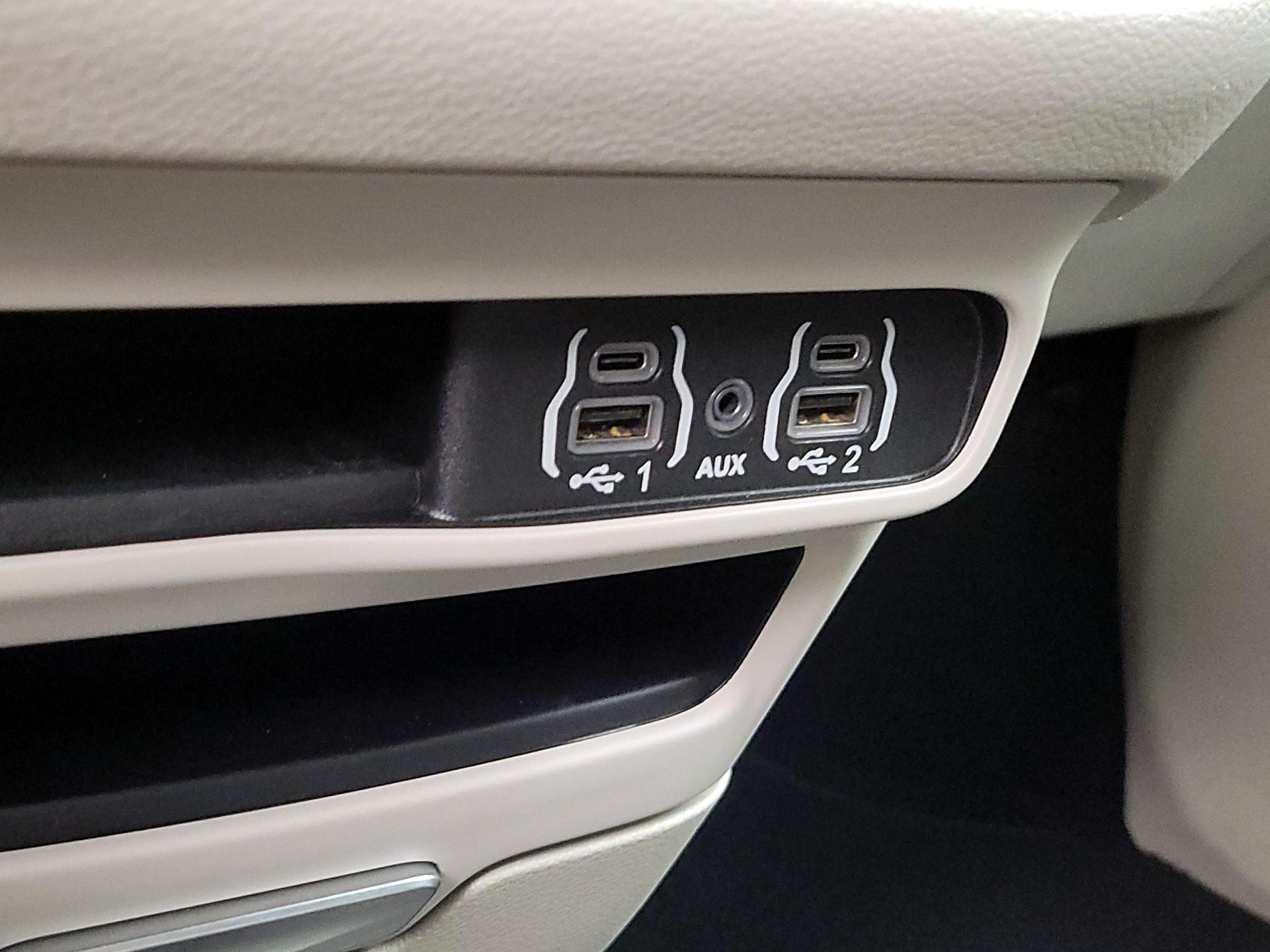 Thumbnail: 2023 Chrysler Pacifica - 18