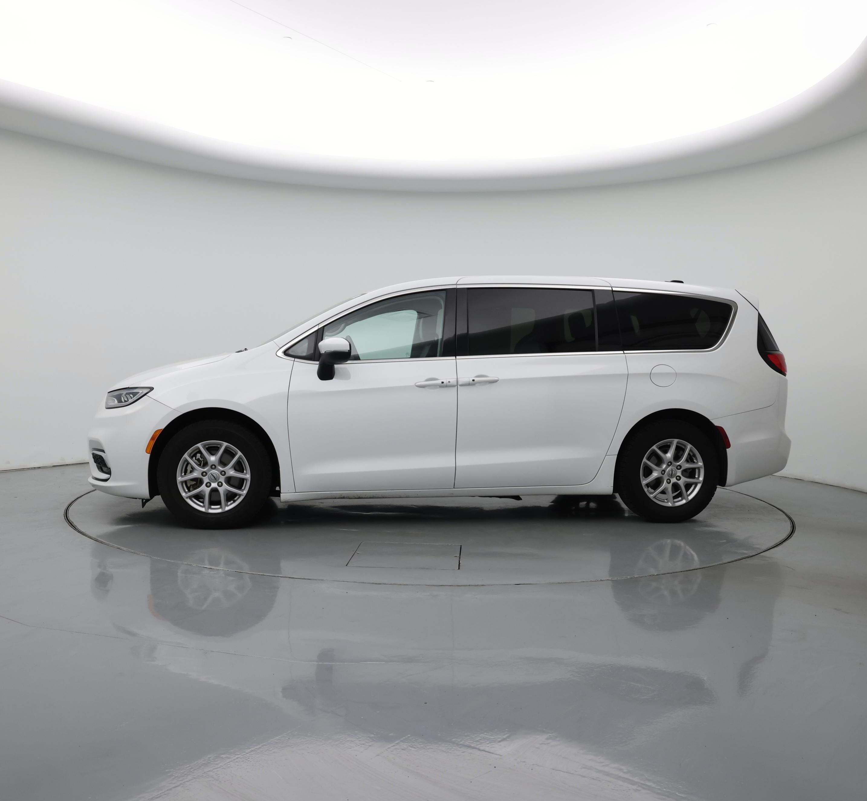 Thumbnail: 2023 Chrysler Pacifica - 3