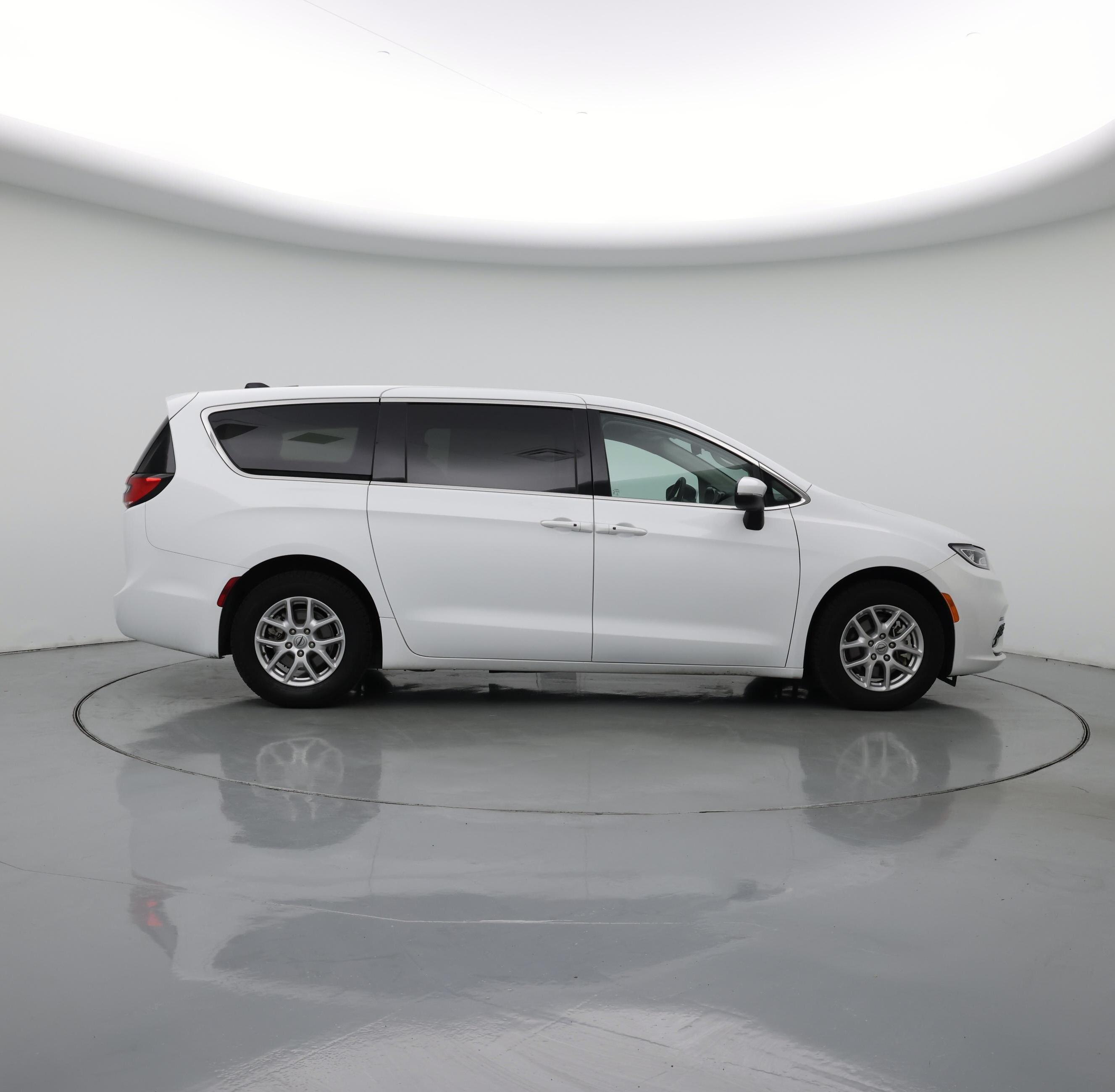 Thumbnail: 2023 Chrysler Pacifica - 7