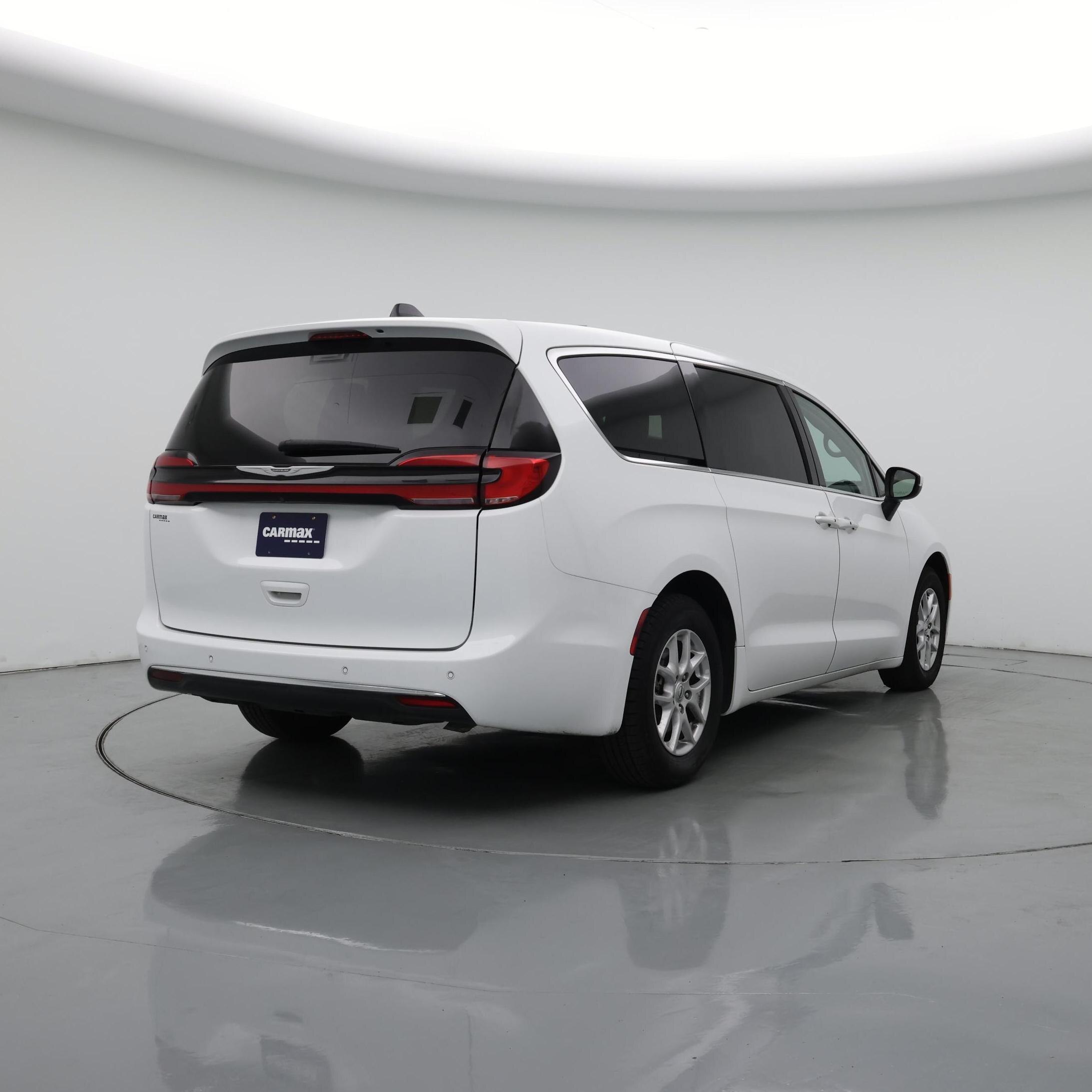 Thumbnail: 2023 Chrysler Pacifica - 8