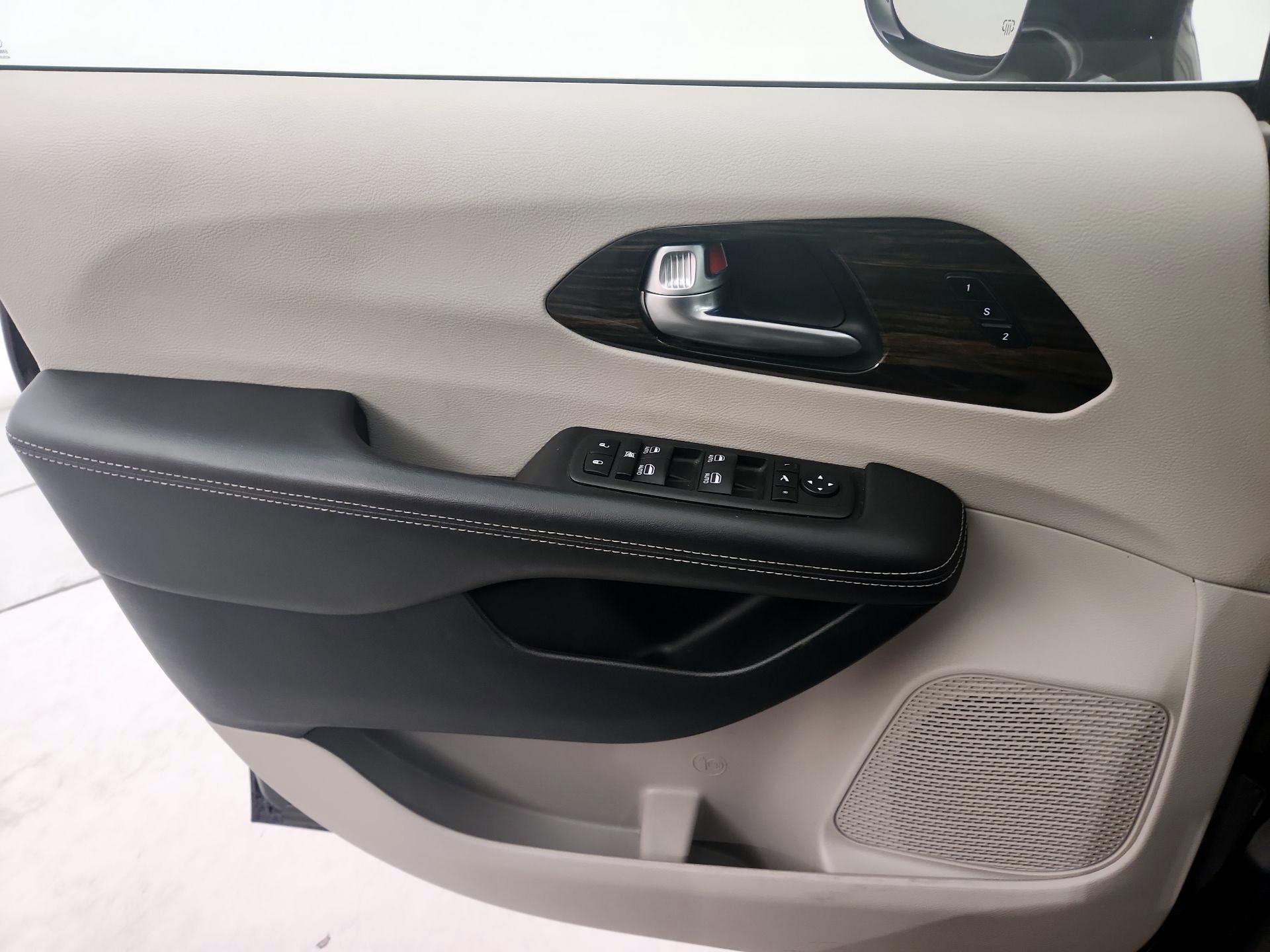 Thumbnail: 2023 Chrysler Pacifica - 12