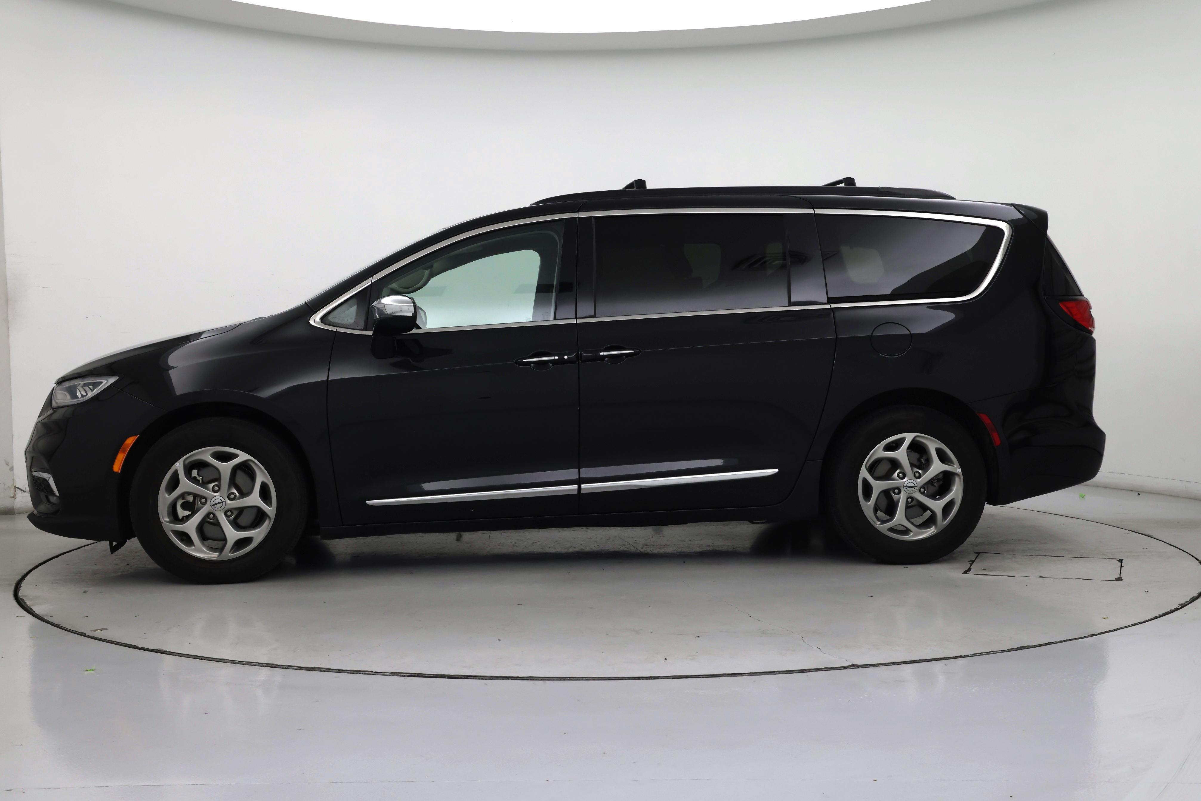 Thumbnail: 2023 Chrysler Pacifica - 3