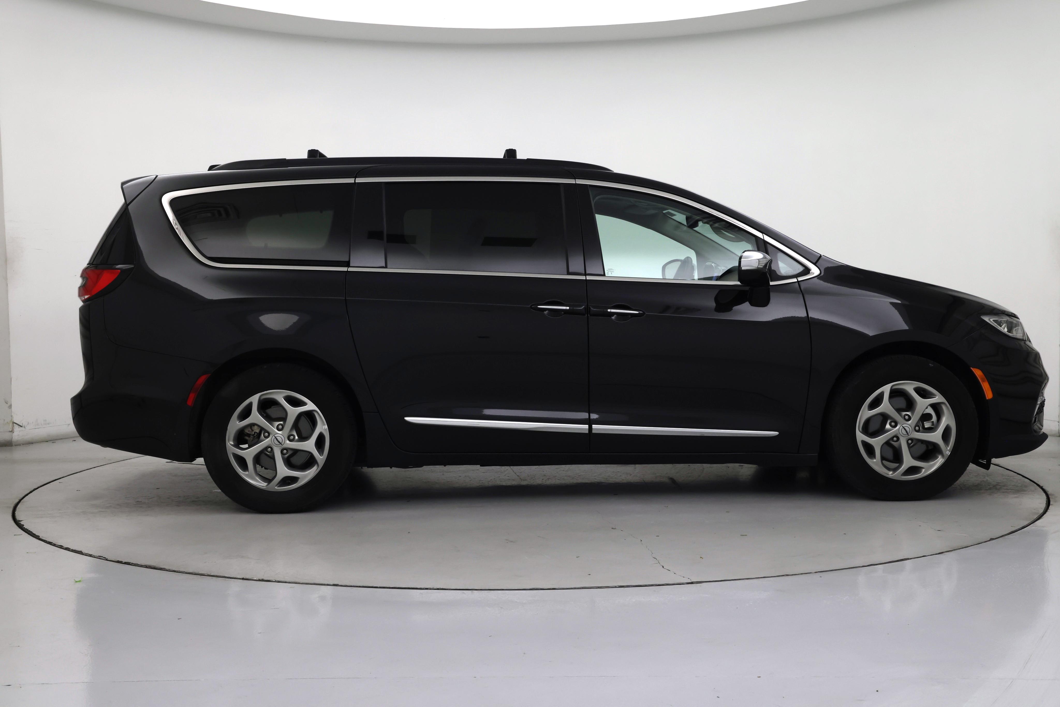 Thumbnail: 2023 Chrysler Pacifica - 7