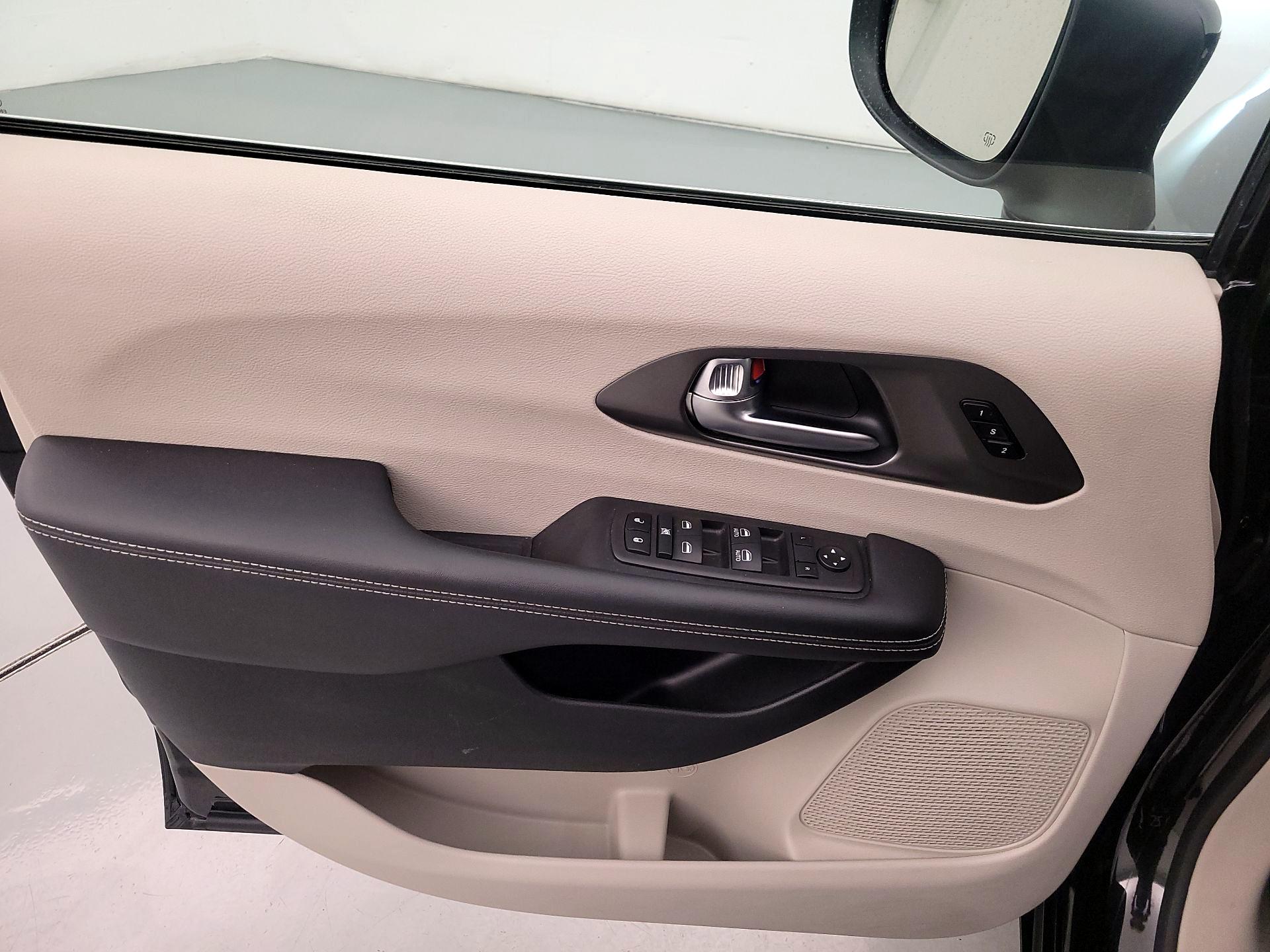 Thumbnail: 2023 Chrysler Pacifica - 12