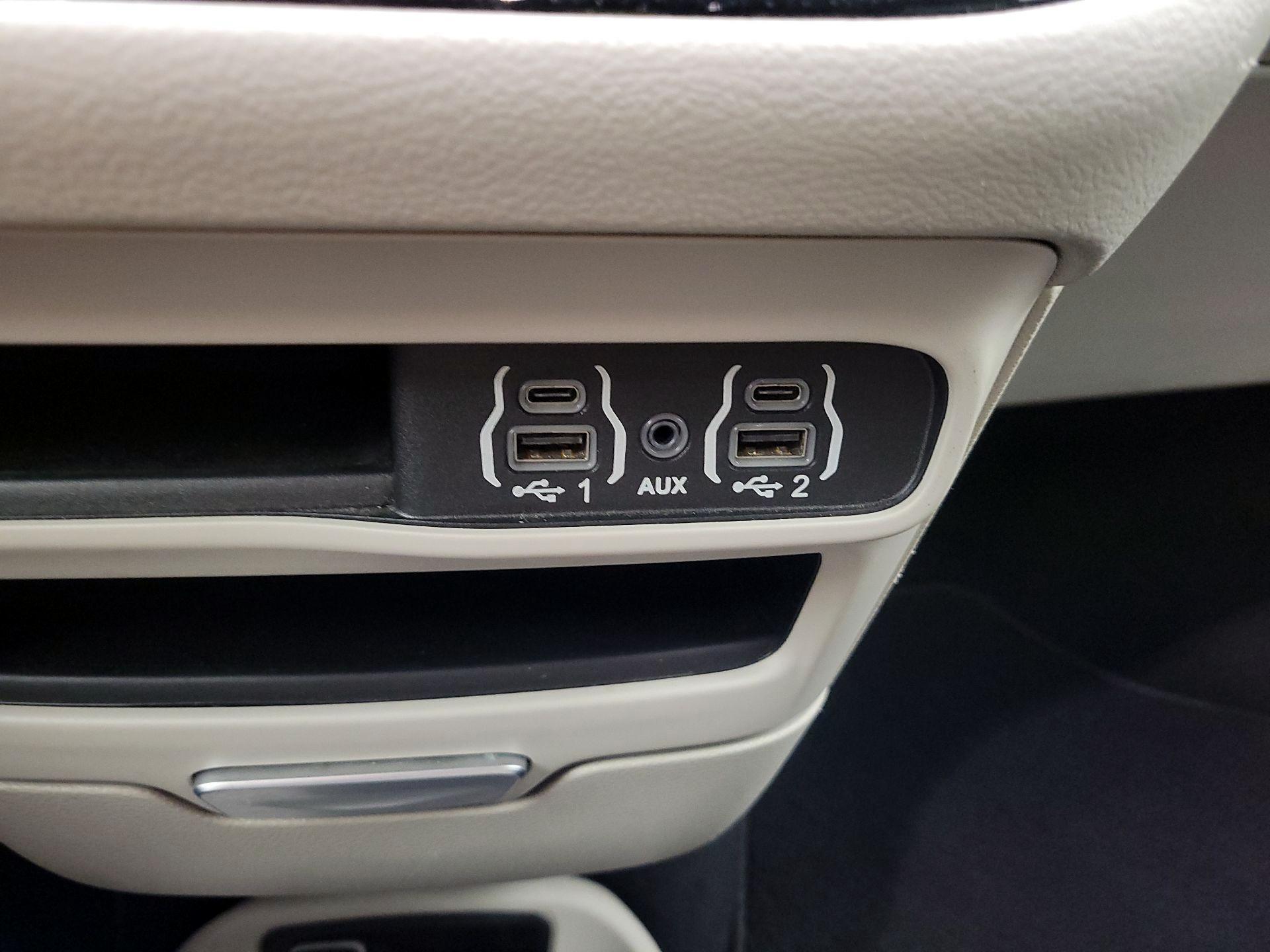 Thumbnail: 2023 Chrysler Pacifica - 18