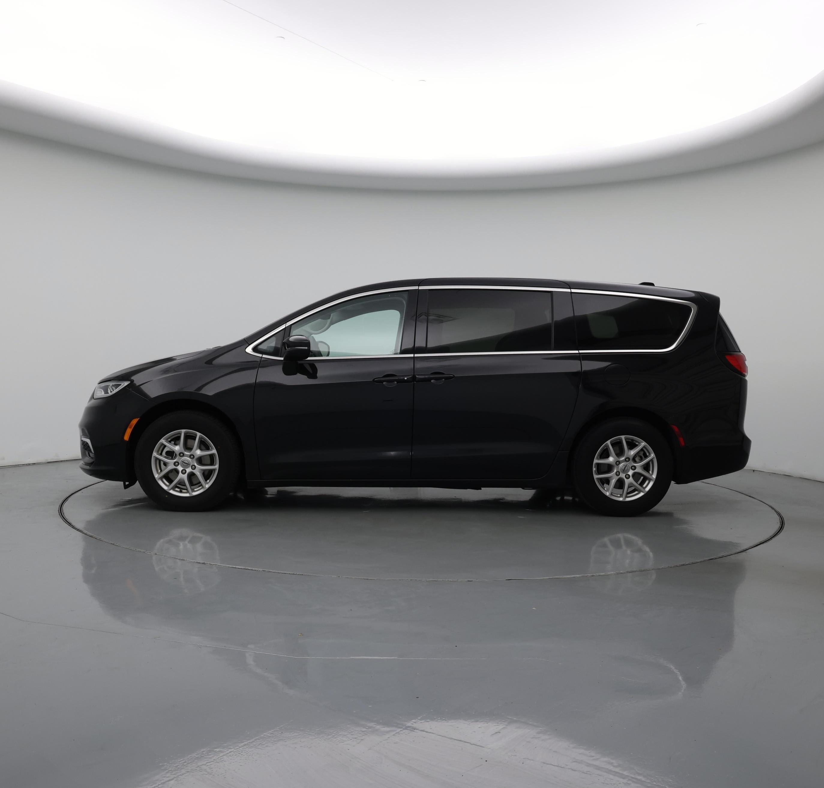 Thumbnail: 2023 Chrysler Pacifica - 3