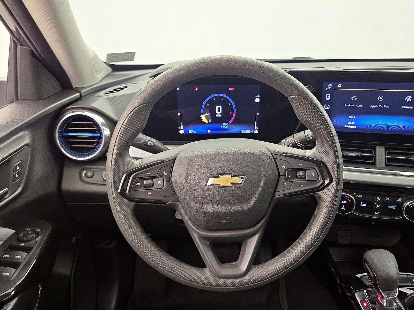 2025 Chevrolet Trax LT - Photo 11