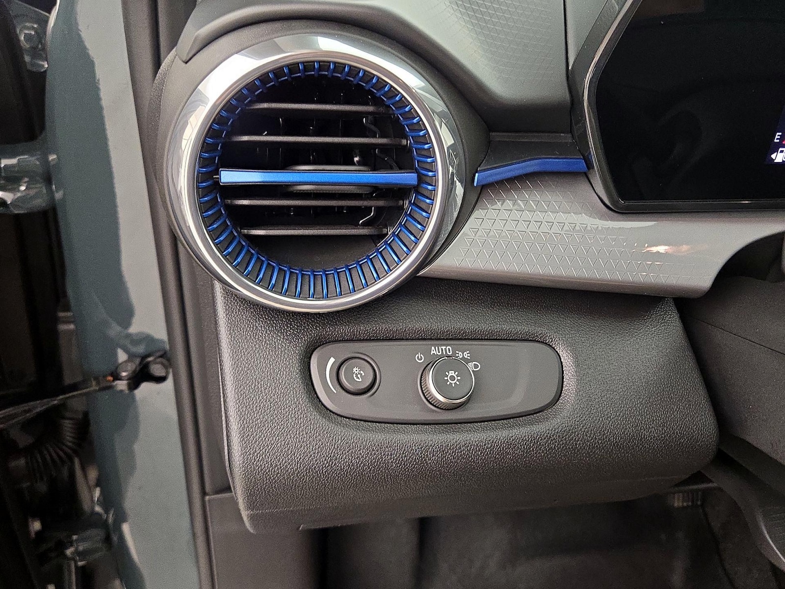 2025 Chevrolet Trax LT - Photo 14