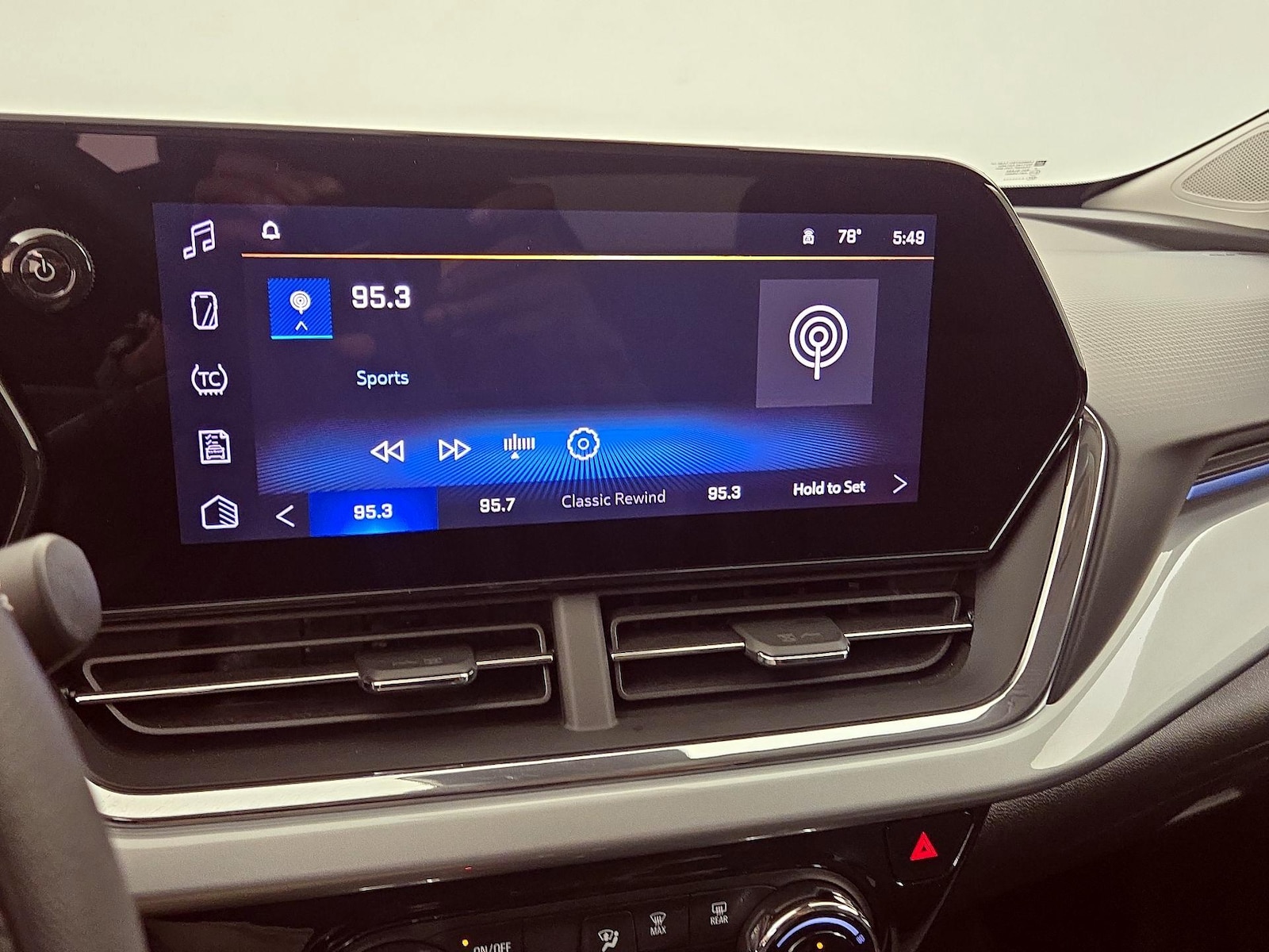 2025 Chevrolet Trax LT - Photo 16