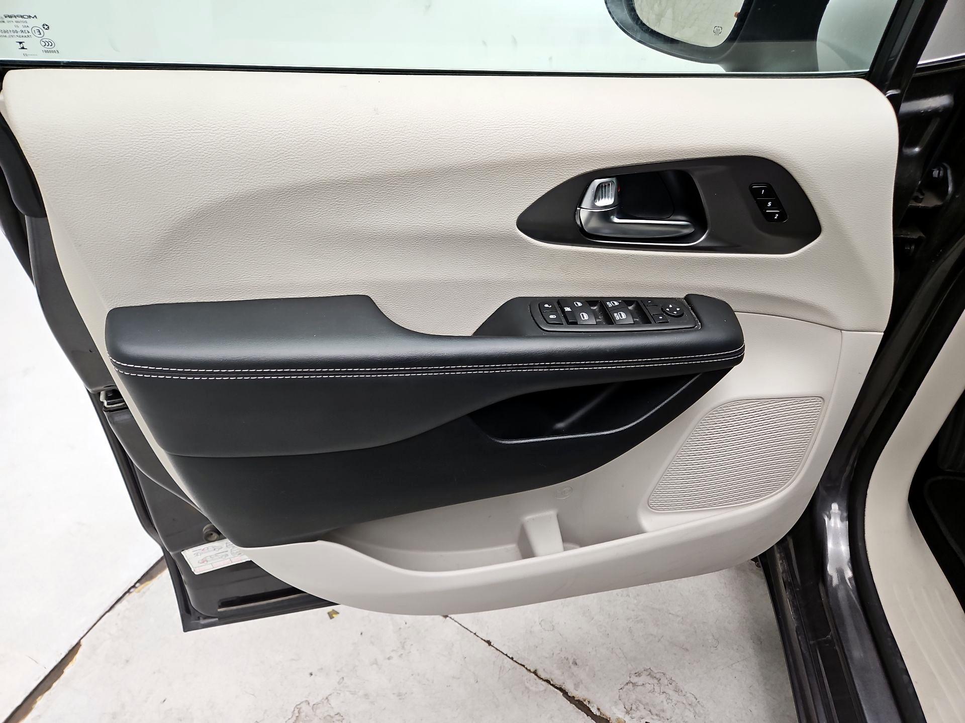 Thumbnail: 2023 Chrysler Pacifica - 12