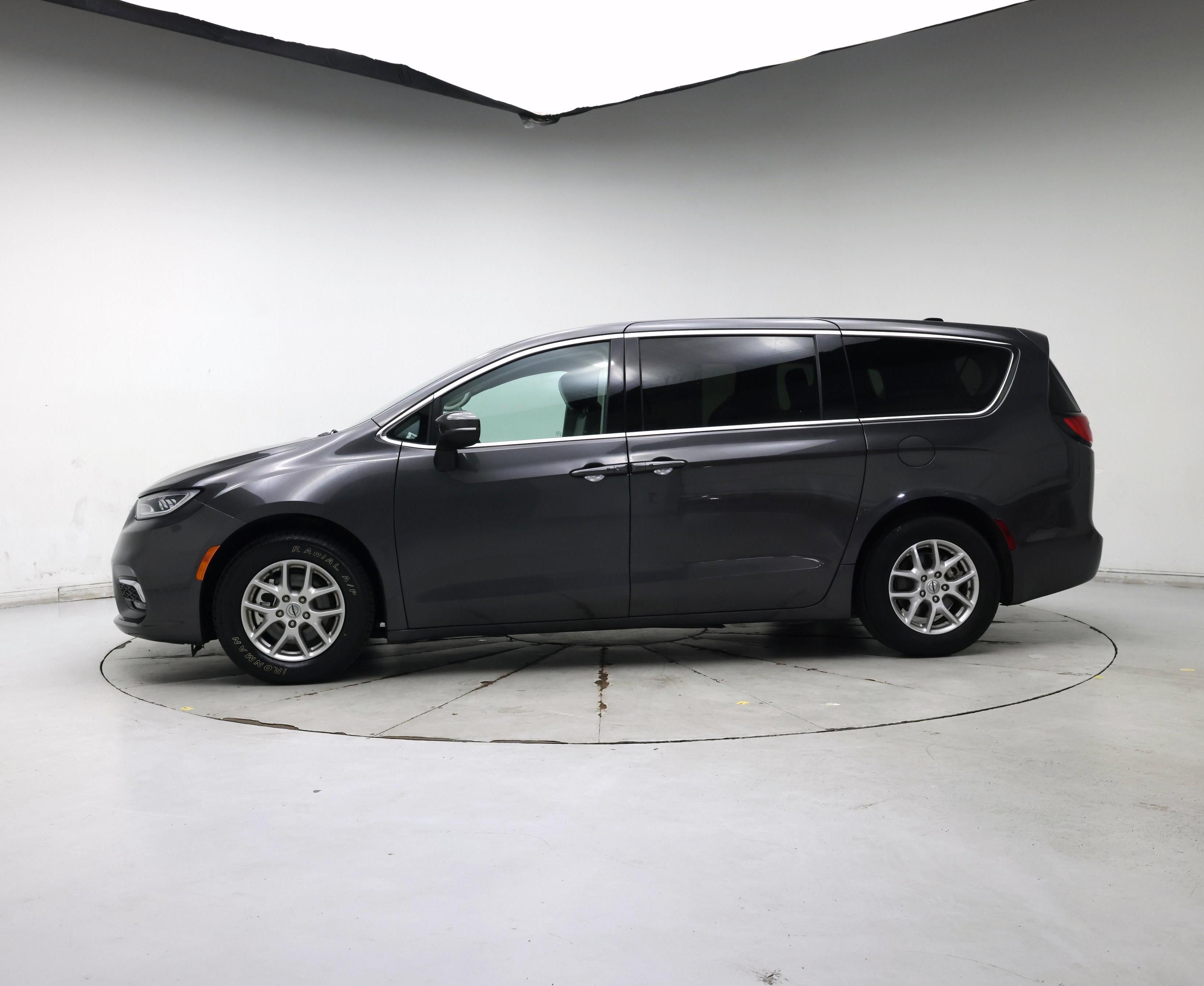 Thumbnail: 2023 Chrysler Pacifica - 3
