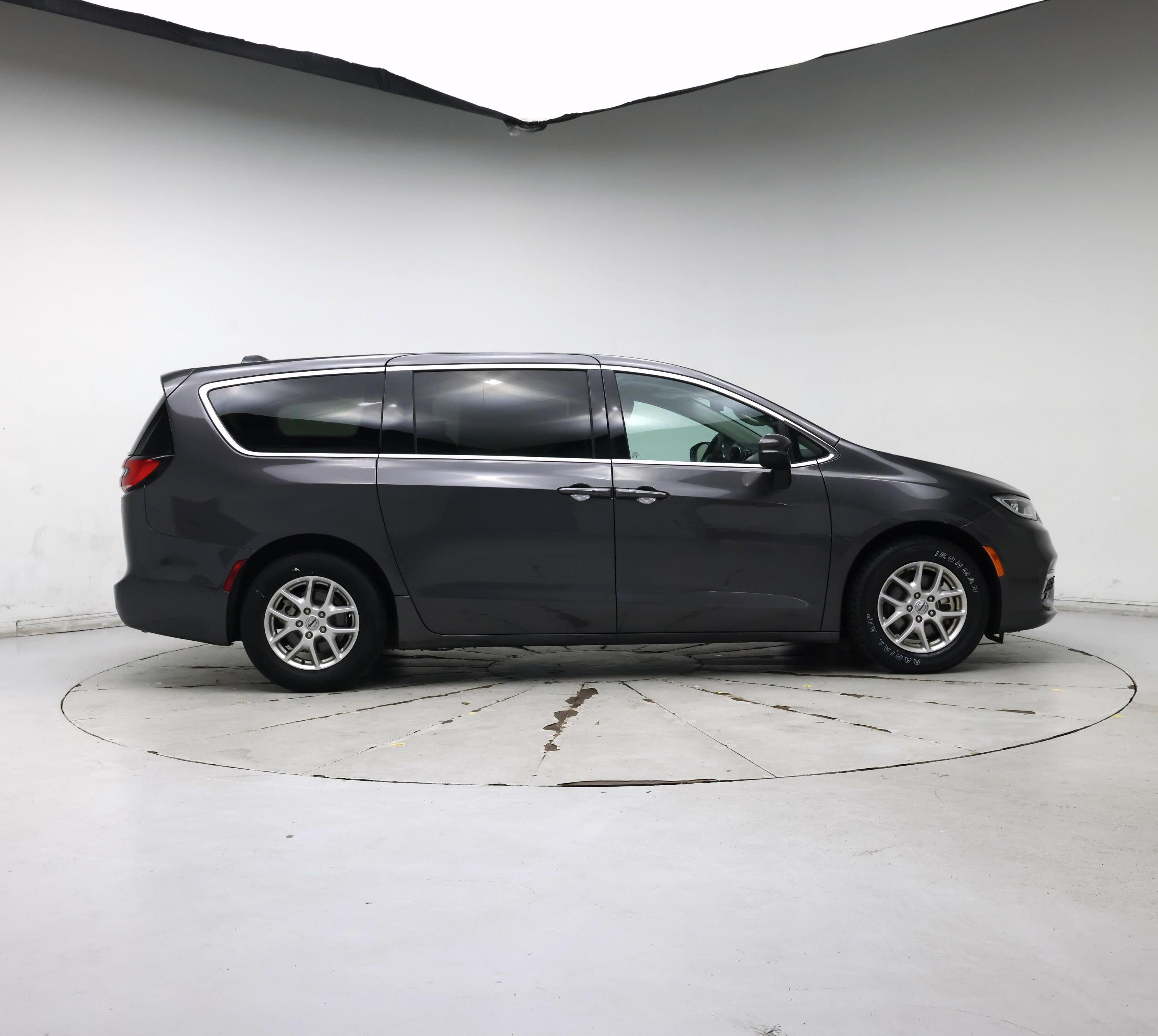 Thumbnail: 2023 Chrysler Pacifica - 7
