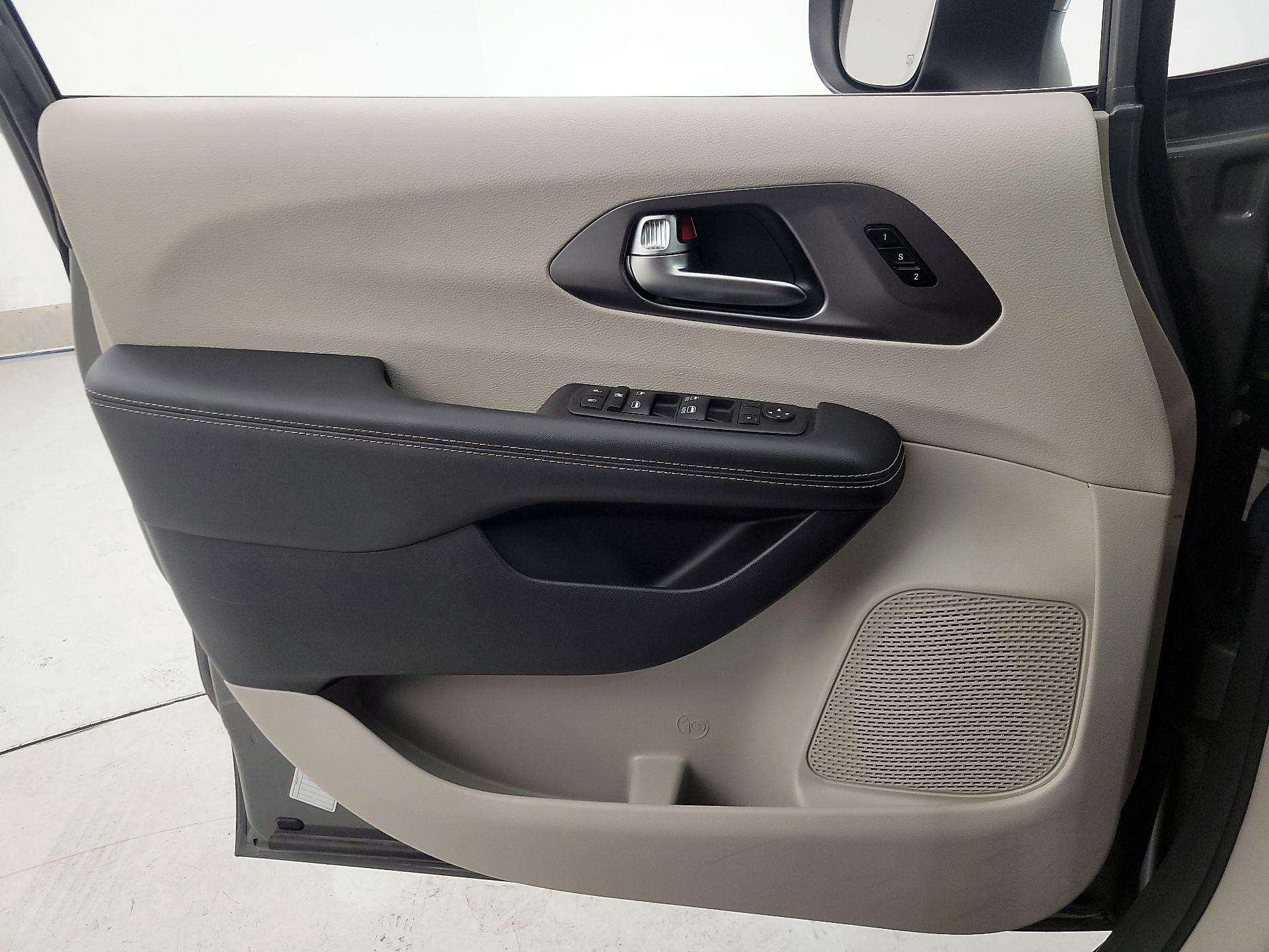 Thumbnail: 2023 Chrysler Pacifica - 12