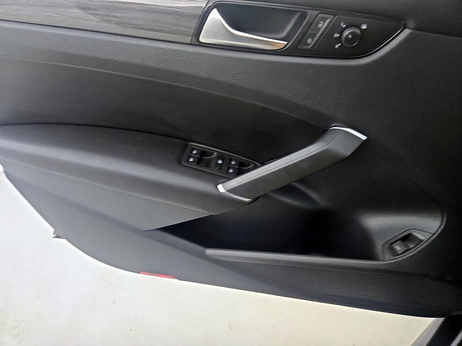Thumbnail: 2020 Volkswagen Passat - 12