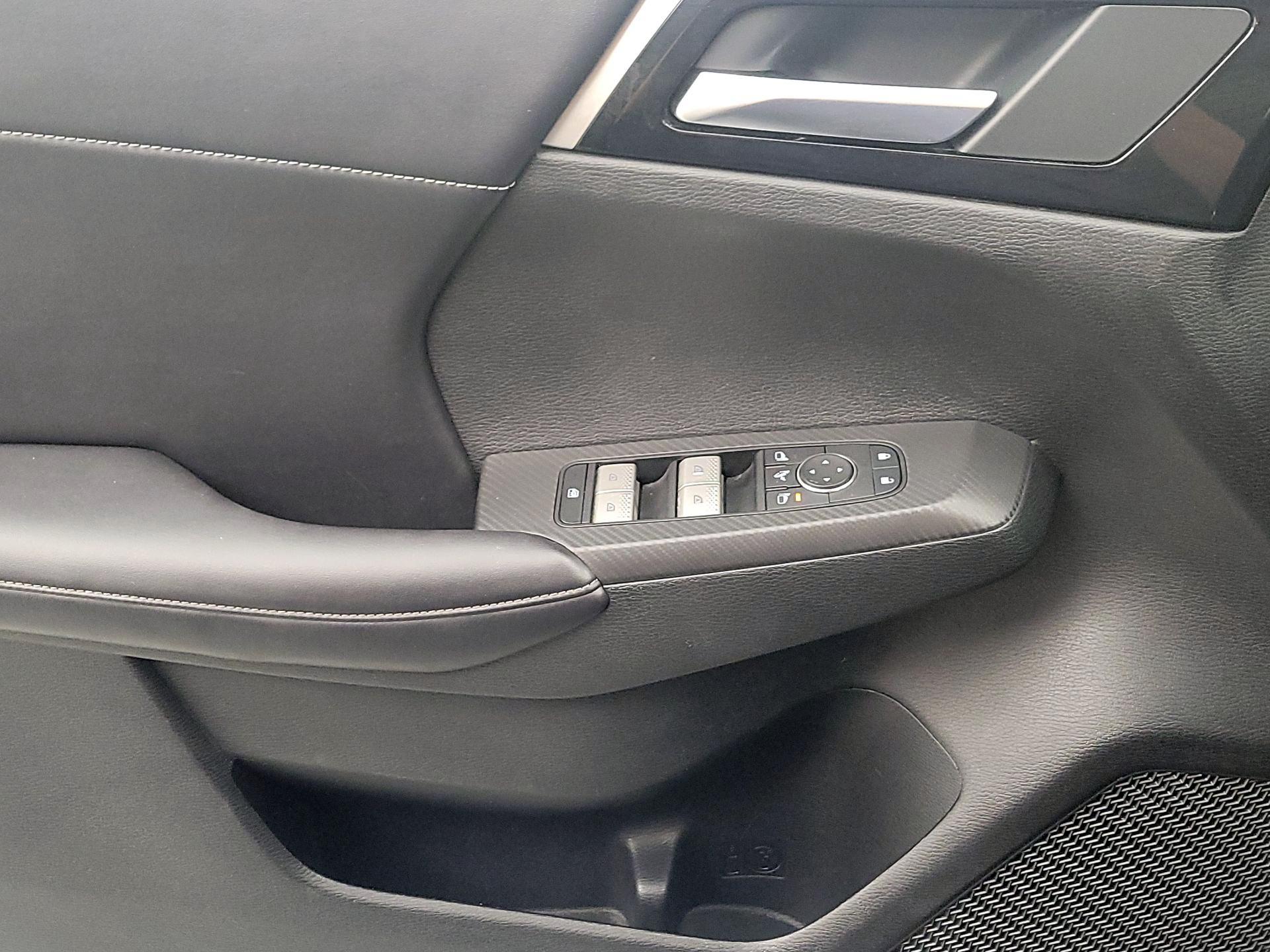 Thumbnail: 2024 Mitsubishi Outlander - 12