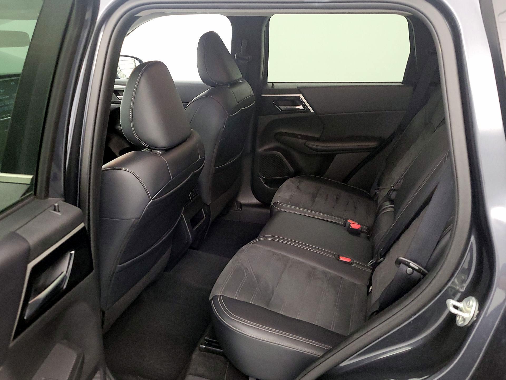 Thumbnail: 2024 Mitsubishi Outlander - 19