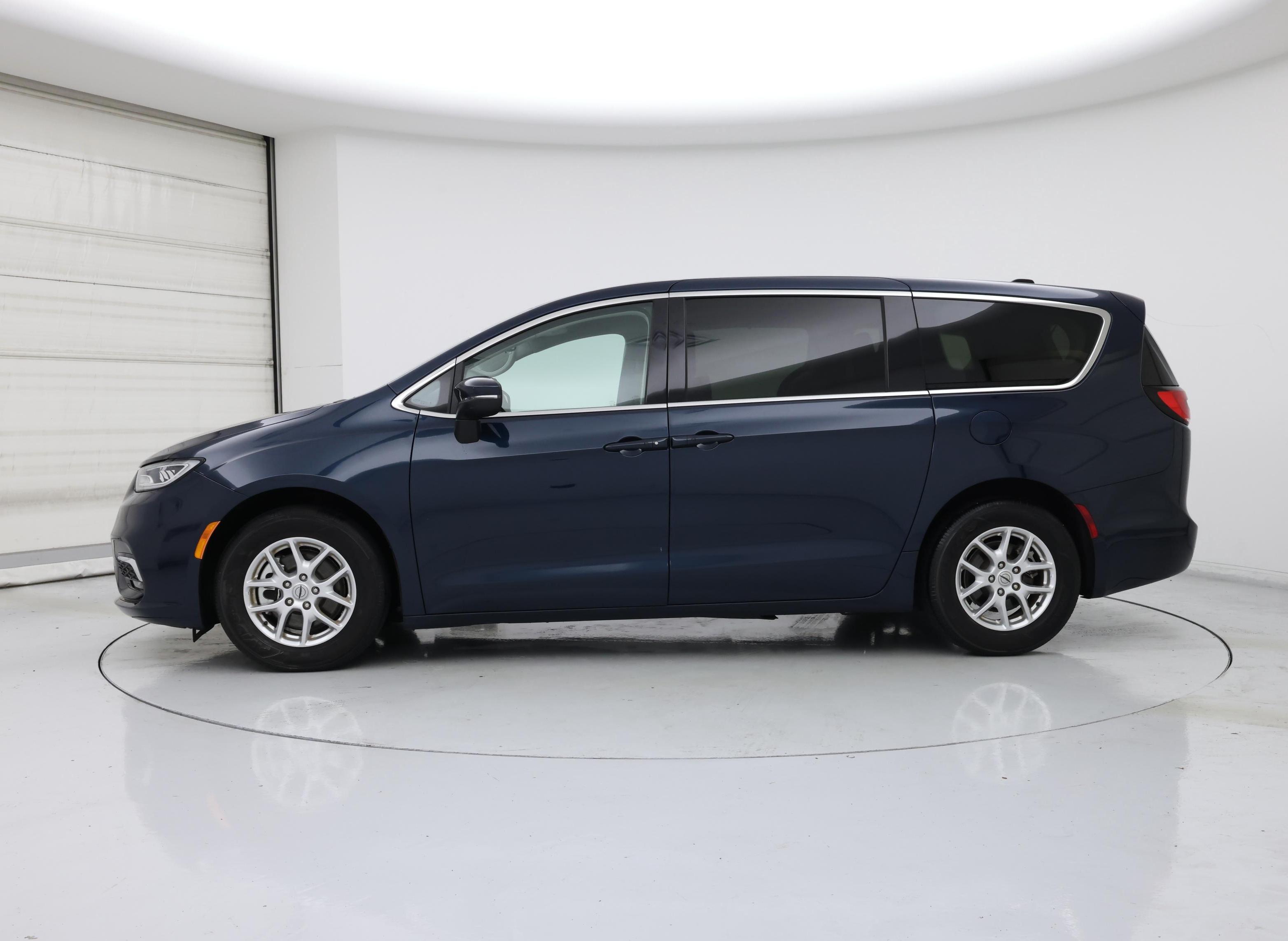 Thumbnail: 2023 Chrysler Pacifica - 3