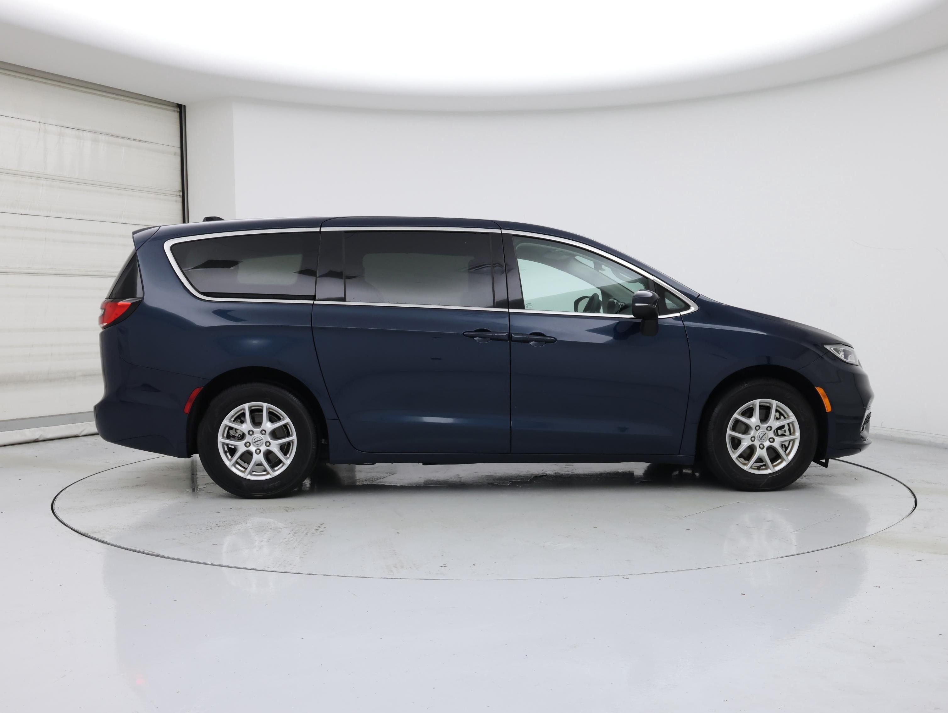 Thumbnail: 2023 Chrysler Pacifica - 7