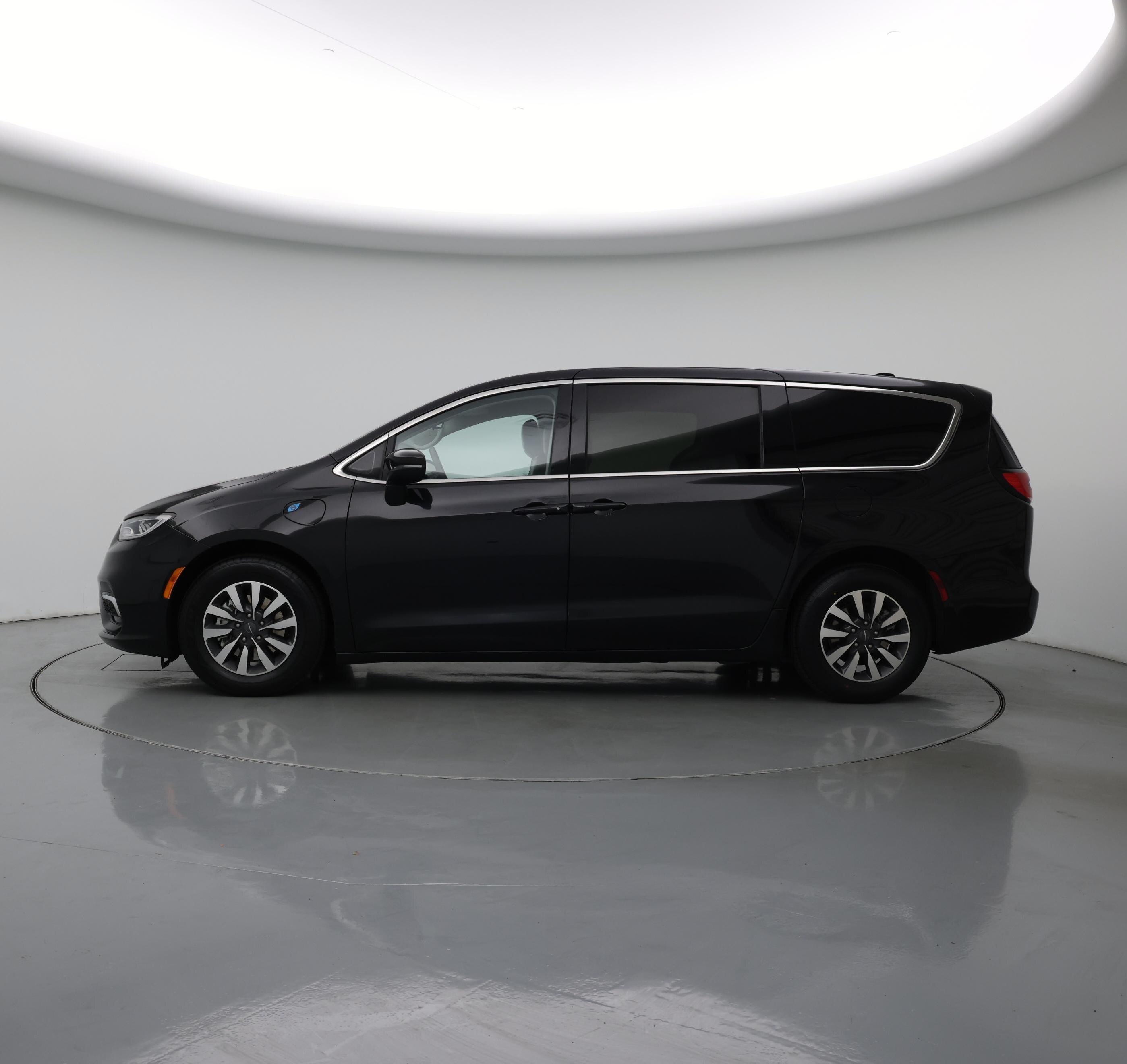 Thumbnail: 2023 Chrysler Pacifica - 3
