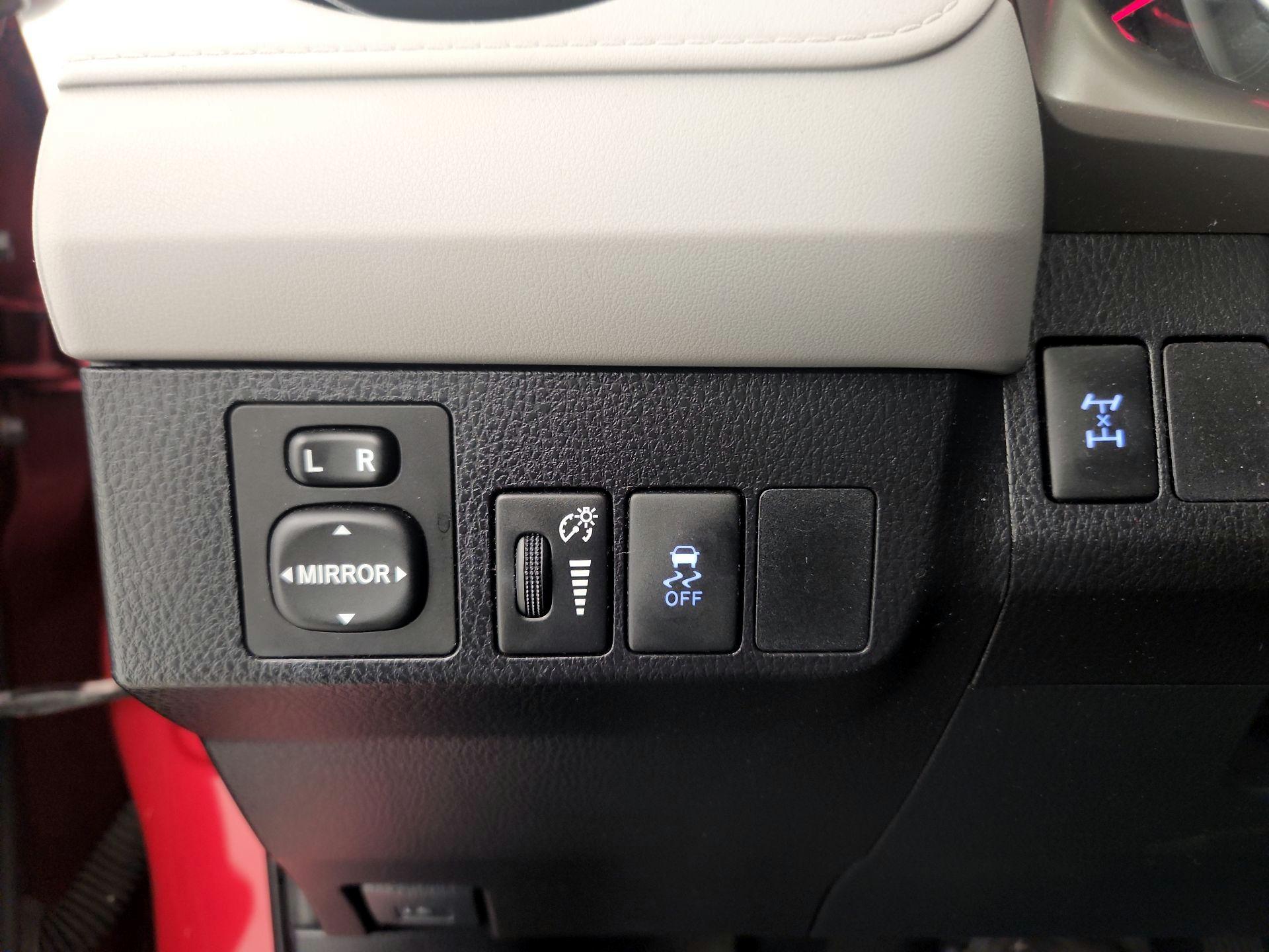 Thumbnail: 2015 Toyota RAV4 - 13