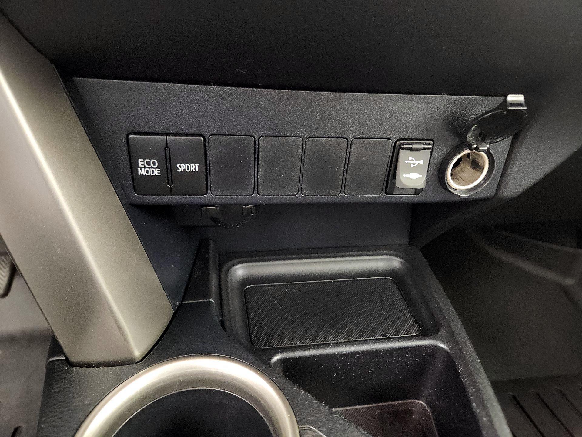Thumbnail: 2015 Toyota RAV4 - 18