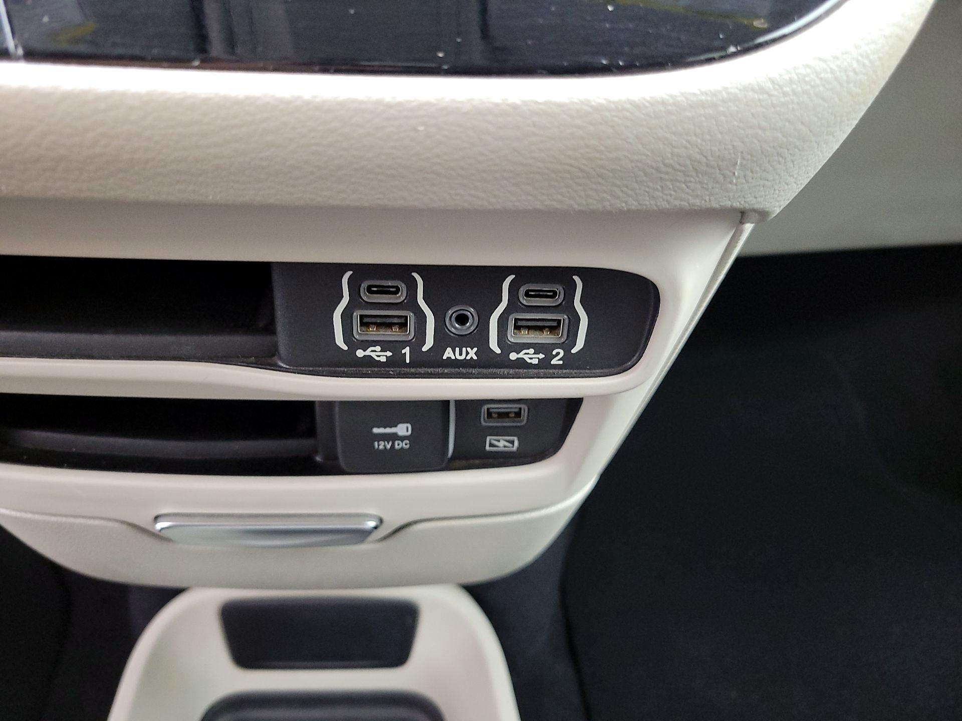 Thumbnail: 2022 Chrysler Pacifica - 18