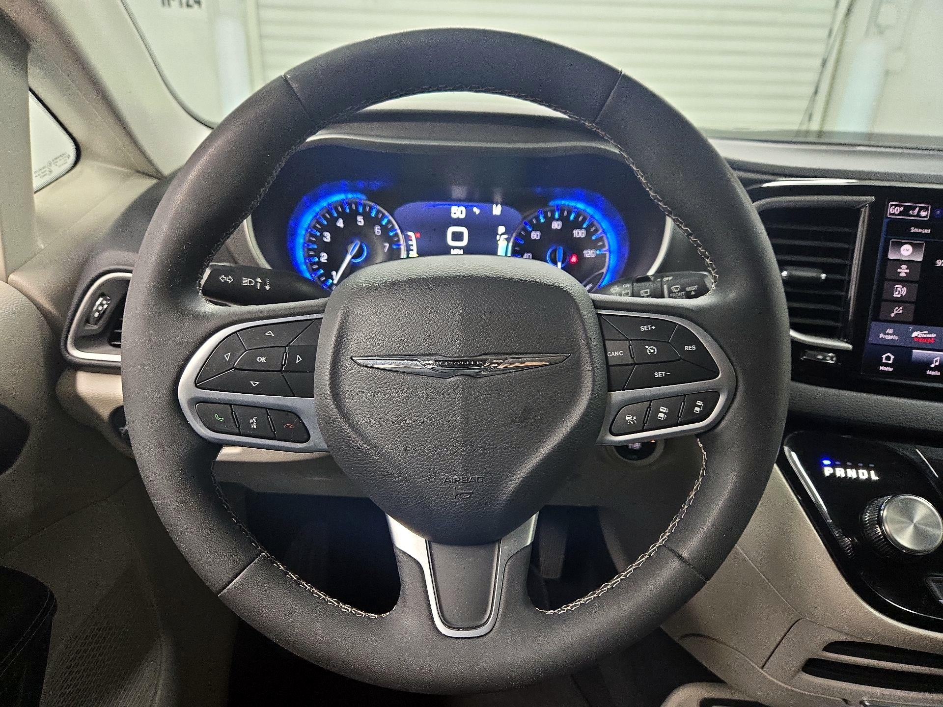 Thumbnail: 2023 Chrysler Pacifica - 10