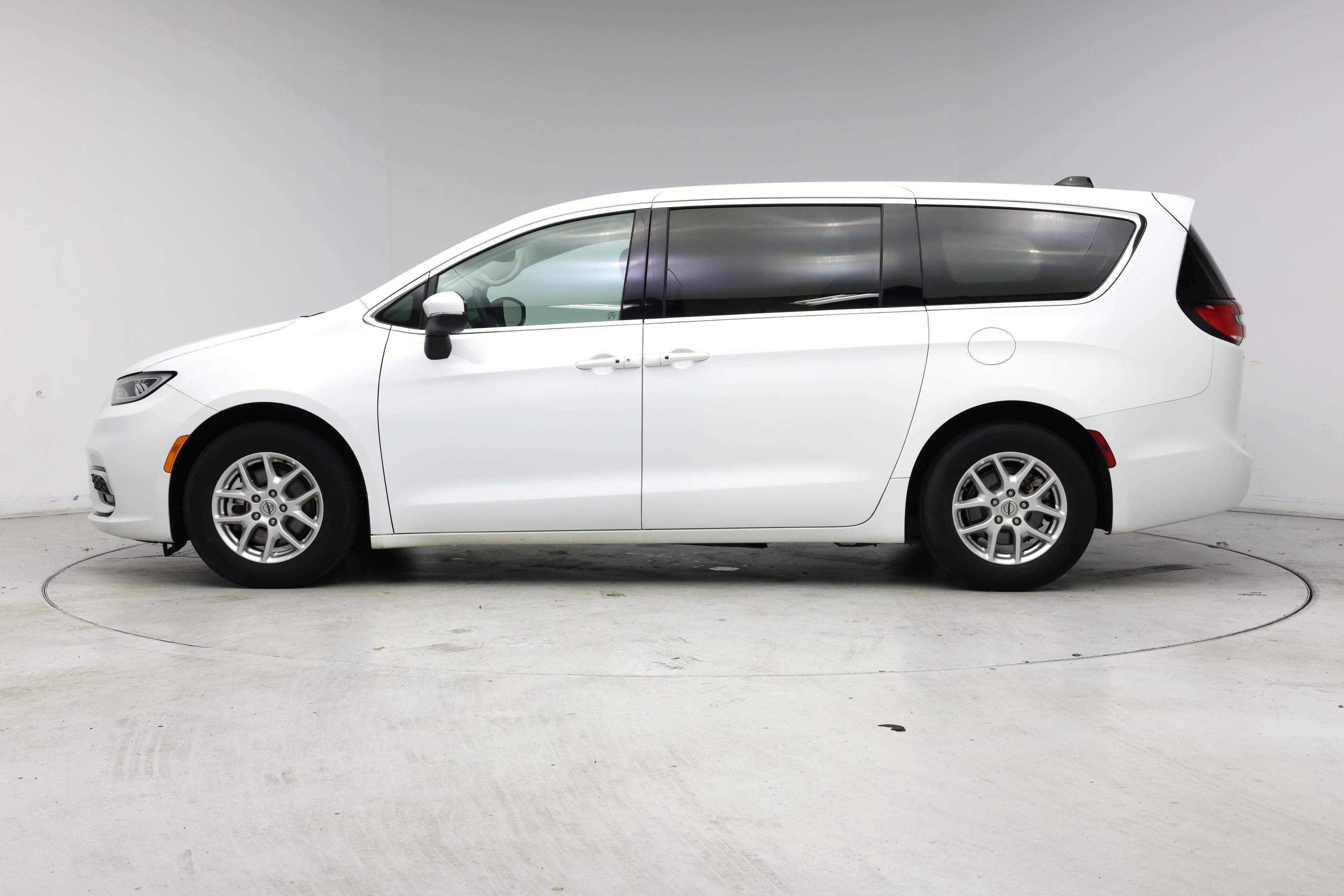 Thumbnail: 2023 Chrysler Pacifica - 3