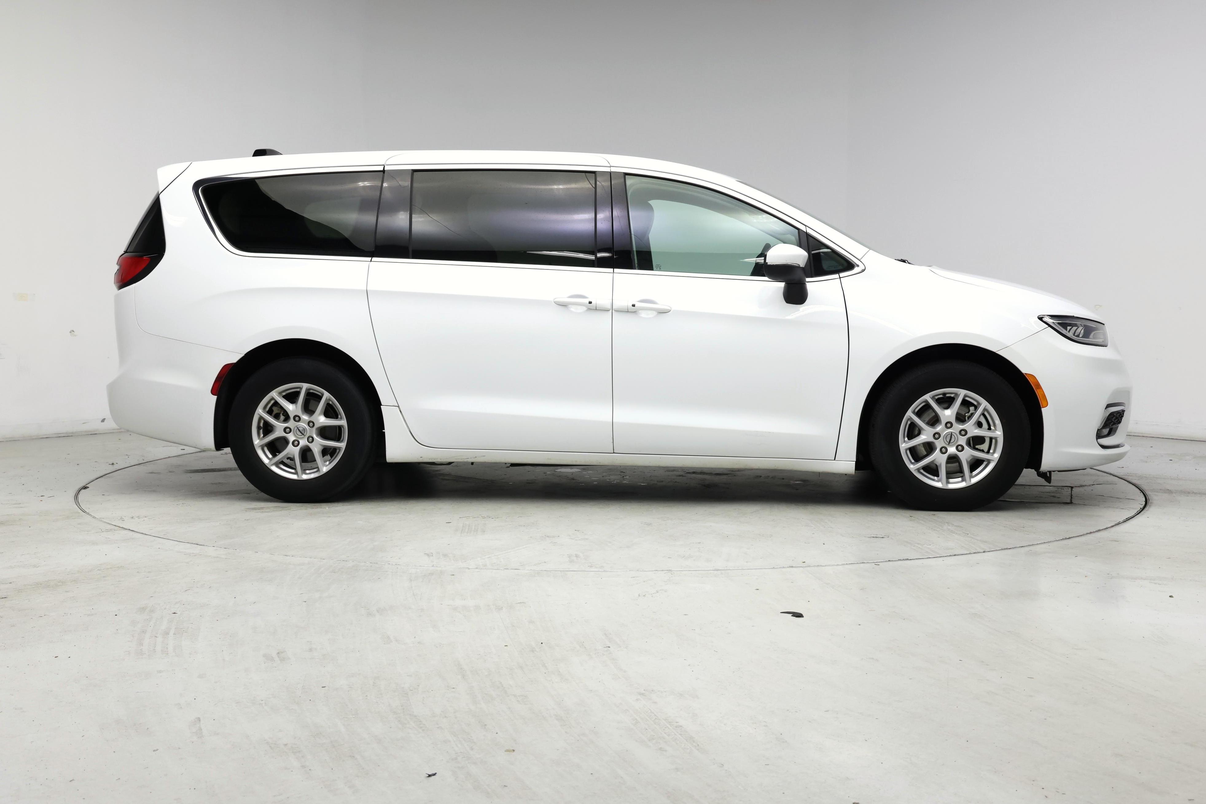 Thumbnail: 2023 Chrysler Pacifica - 7