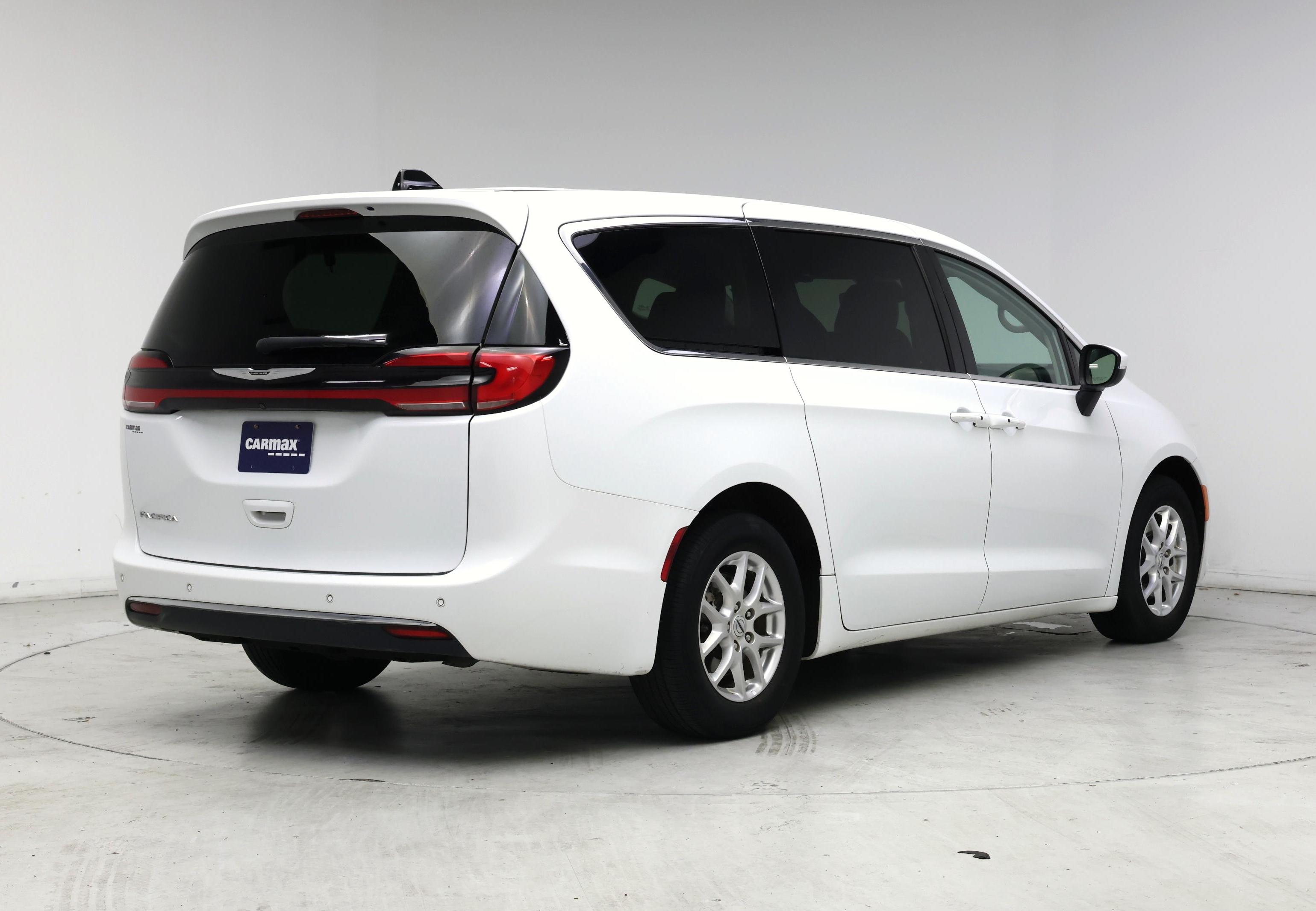 Thumbnail: 2023 Chrysler Pacifica - 8