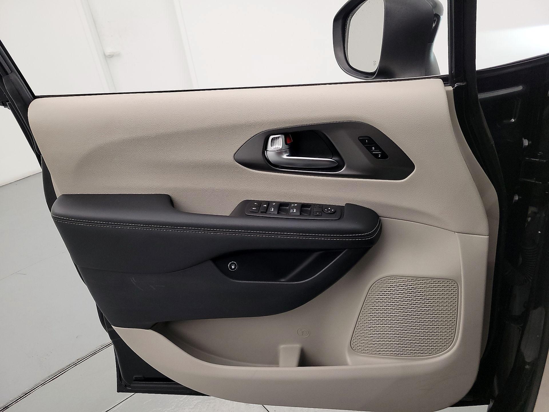 Thumbnail: 2023 Chrysler Pacifica - 12