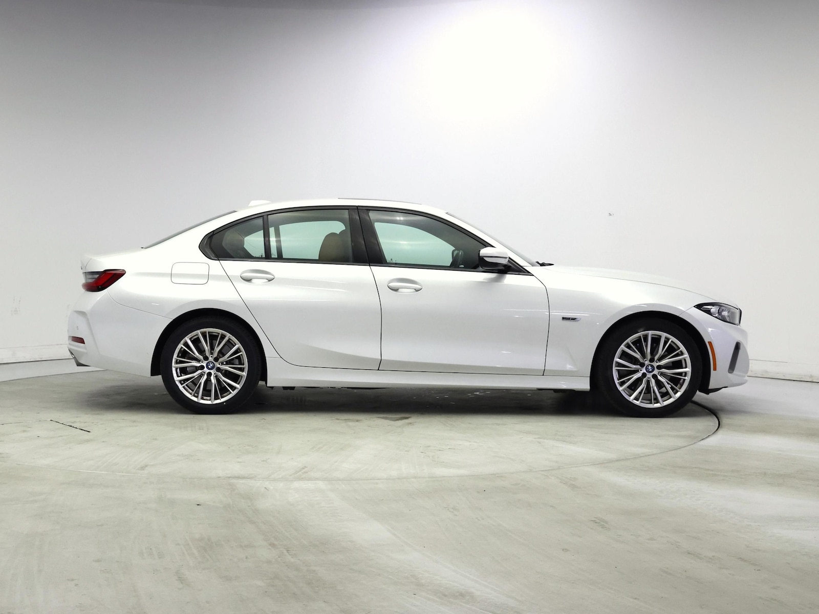 2023 BMW 3 Series 330e - Photo 8