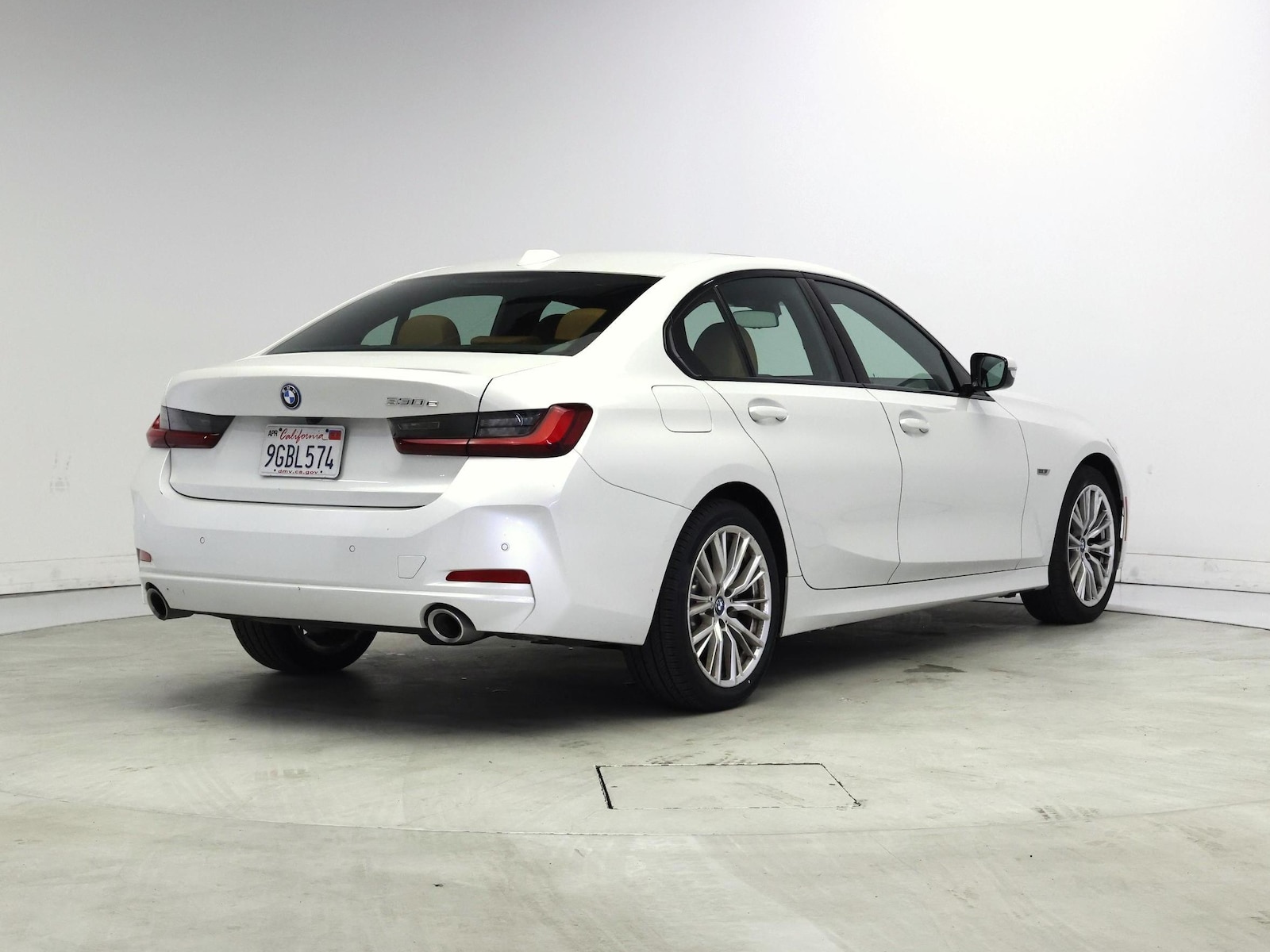 2023 BMW 3 Series 330e - Photo 9