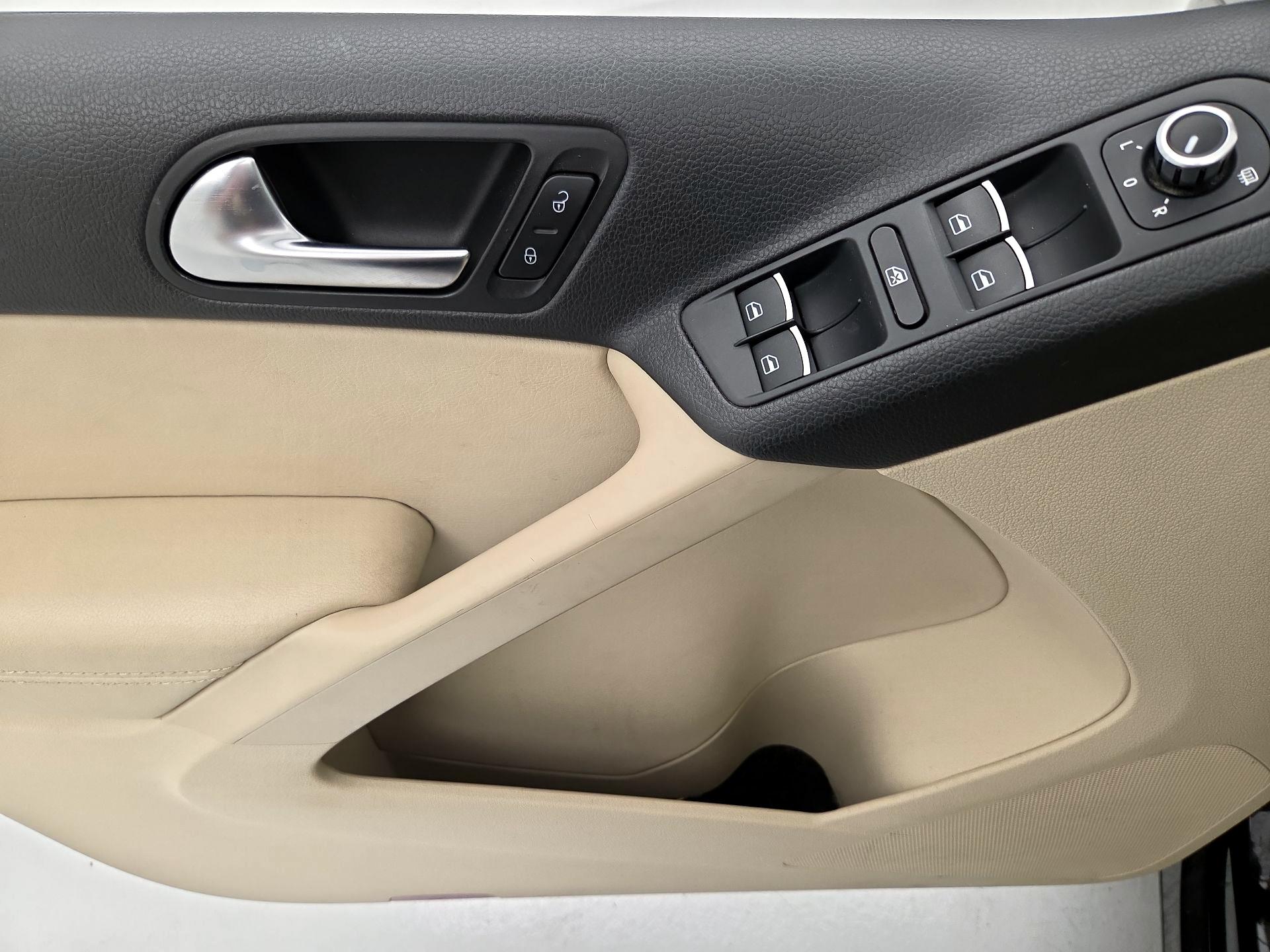 Thumbnail: 2015 Volkswagen Tiguan - 12
