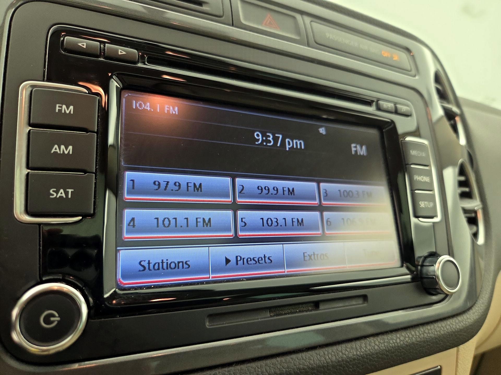 Thumbnail: 2015 Volkswagen Tiguan - 15
