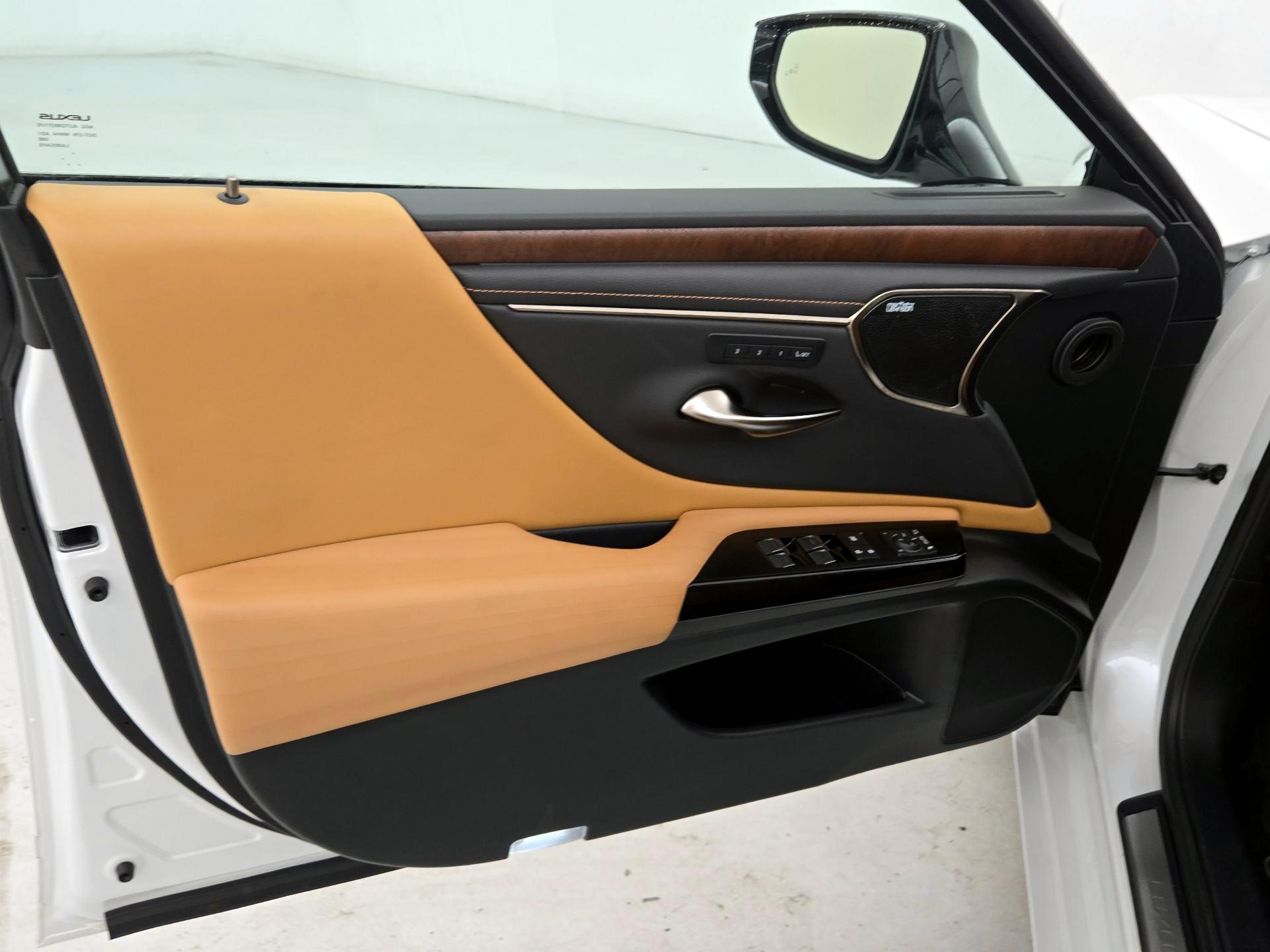 Thumbnail: 2022 Lexus ES - 12